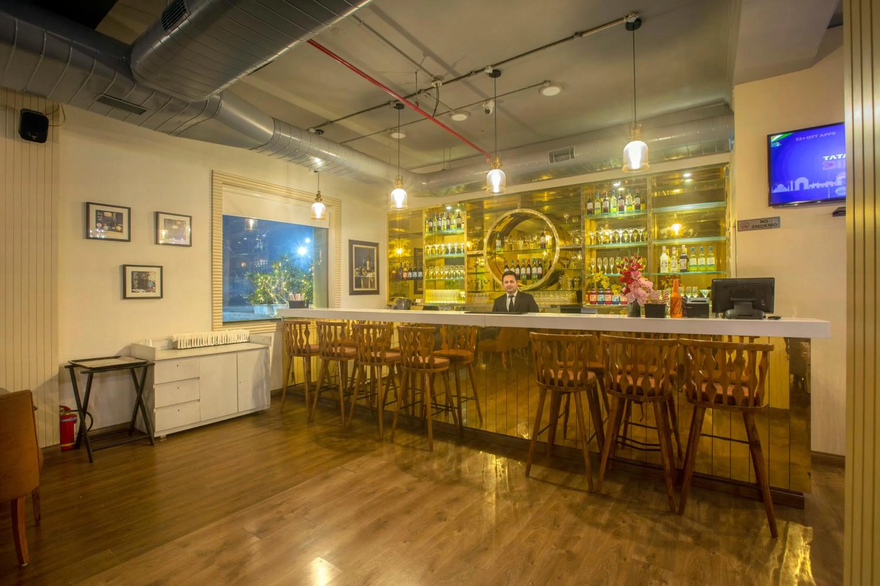 Lounge or bar in Hotel Luxe Opera NH8 - 7km from IGI Airport Delhi