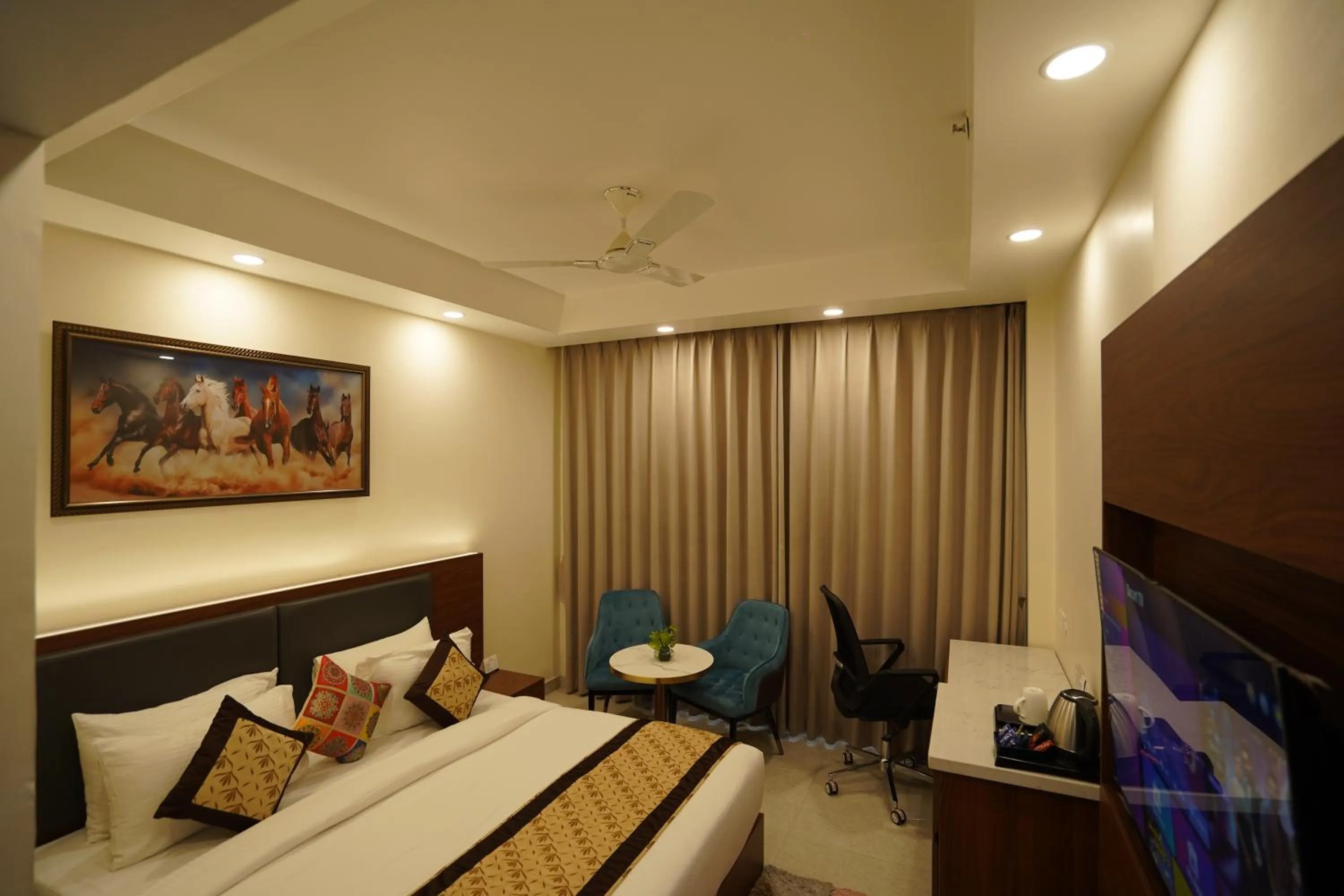 Bedroom, Bed in Hotel Luxe Opera NH8 - 7km from IGI Airport Delhi