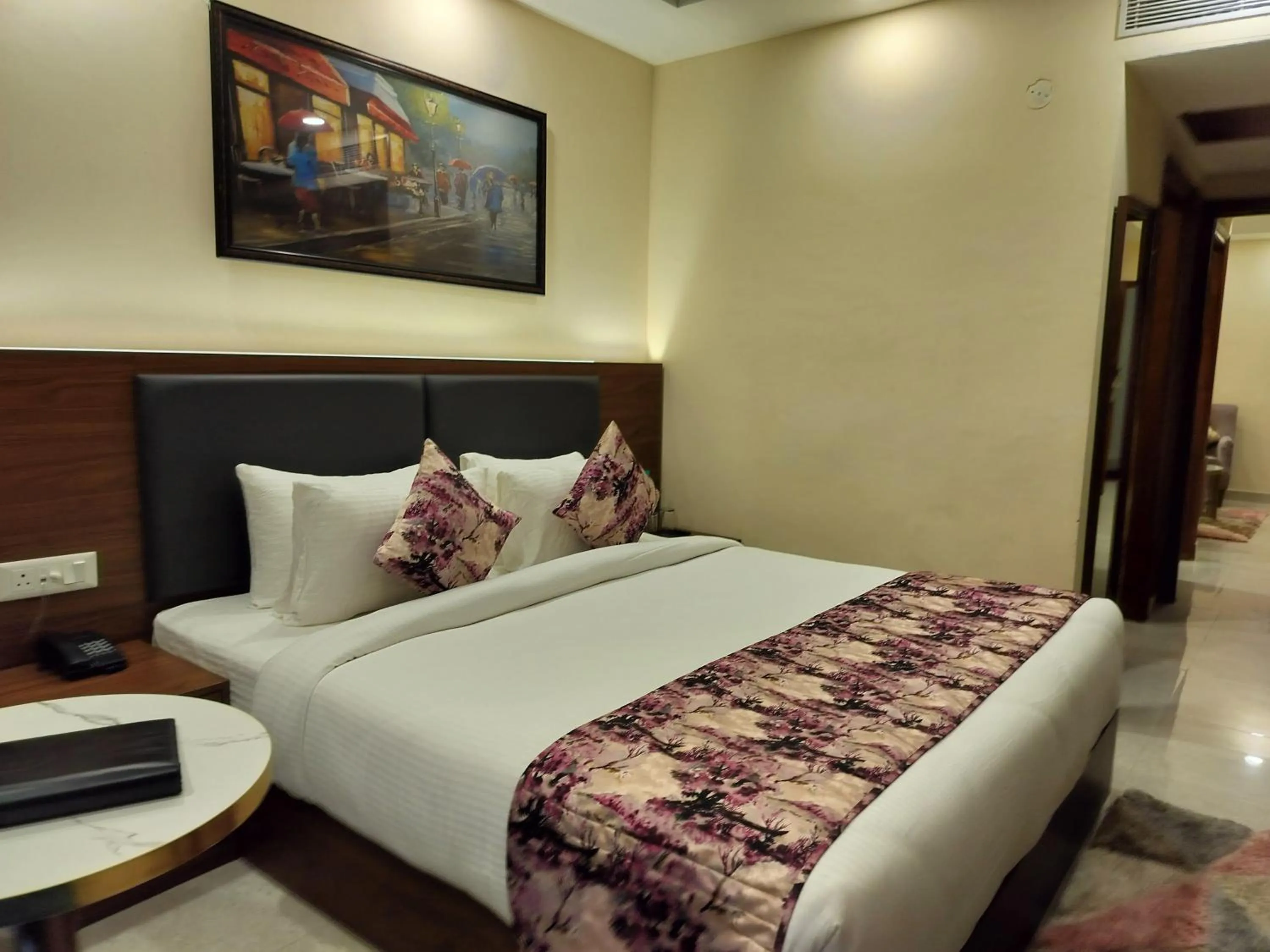 Bedroom, Bed in Hotel Luxe Opera NH8 - 7km from IGI Airport Delhi