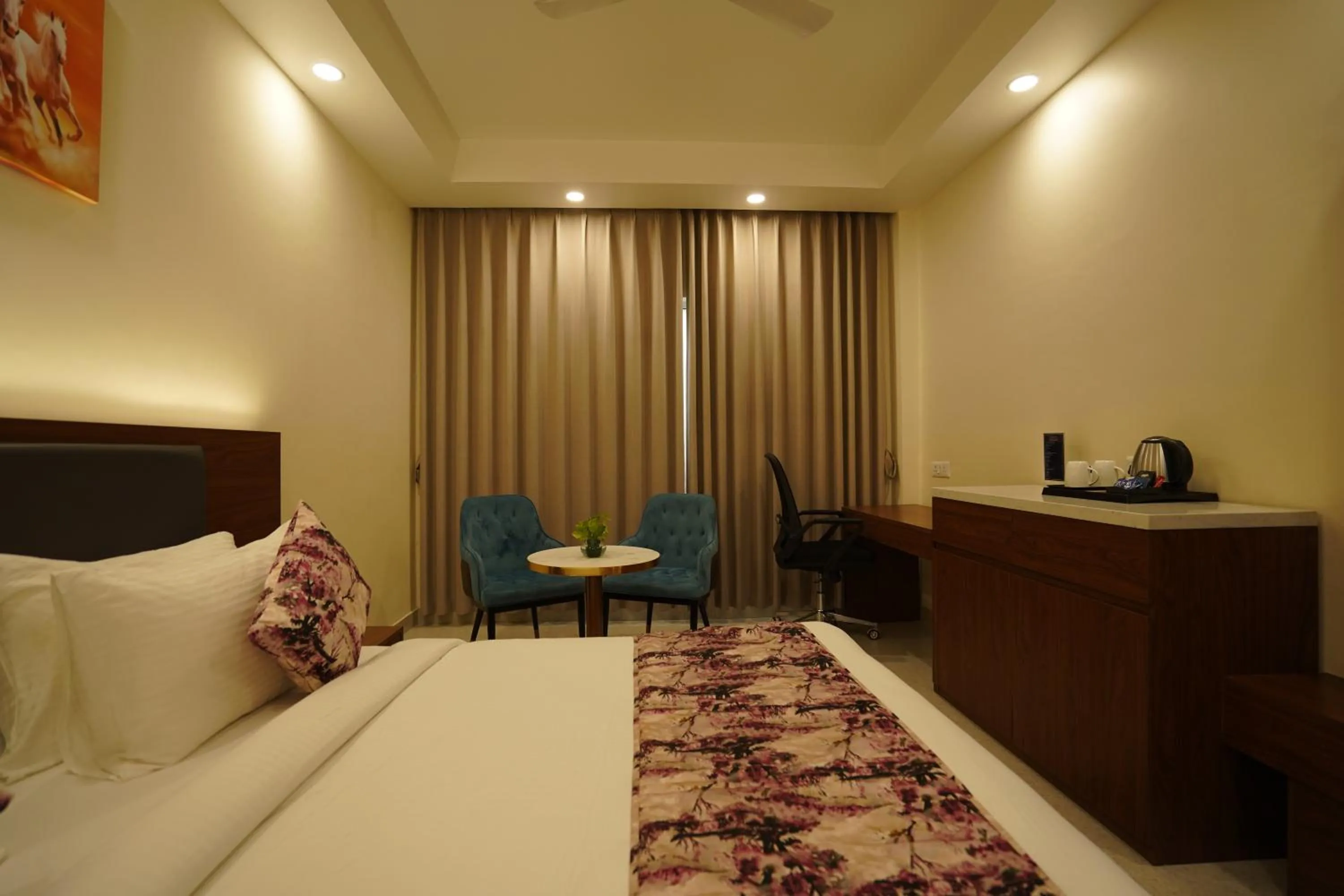 Bedroom, Bed in Hotel Luxe Opera NH8 - 7km from IGI Airport Delhi