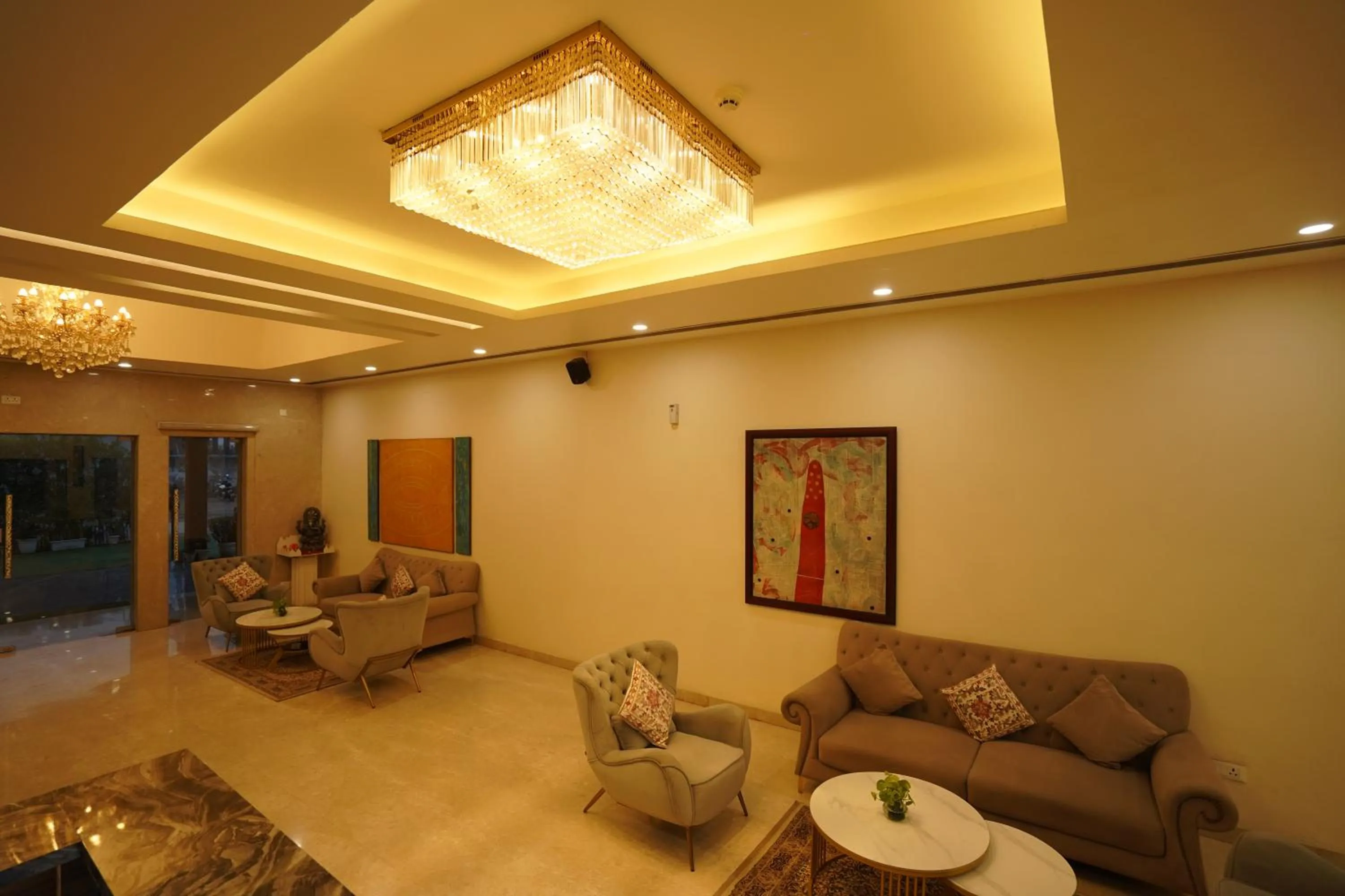 Lobby or reception in Hotel Luxe Opera NH8 - 7km from IGI Airport Delhi
