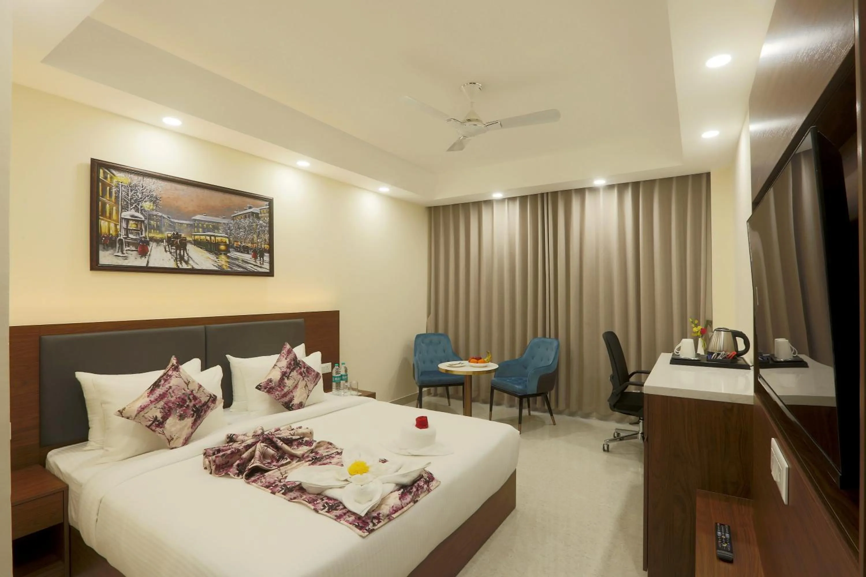 Bed in Hotel Luxe Opera NH8 - 7km from IGI Airport Delhi