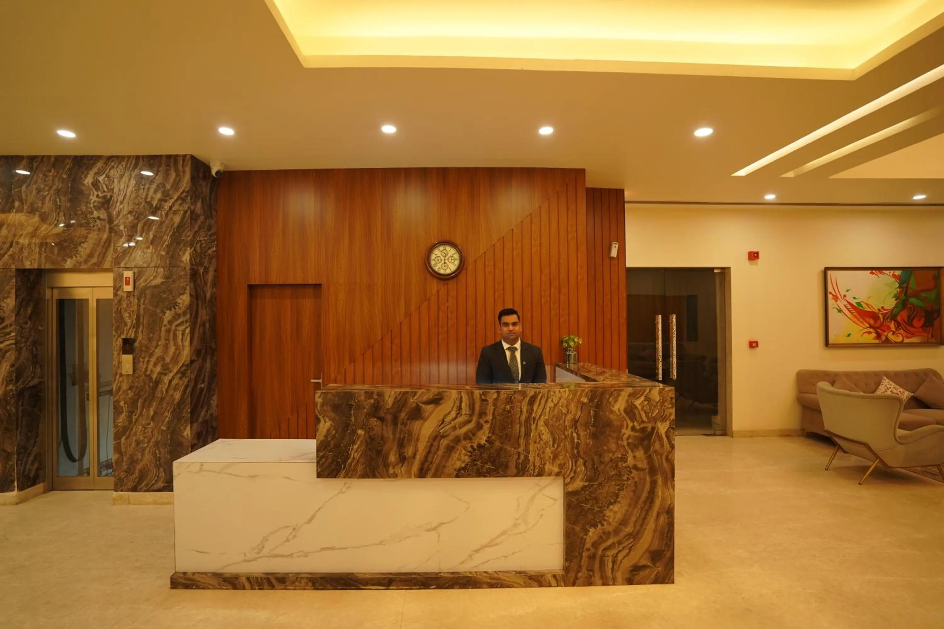 Lobby or reception in Hotel Luxe Opera NH8 - 7km from IGI Airport Delhi