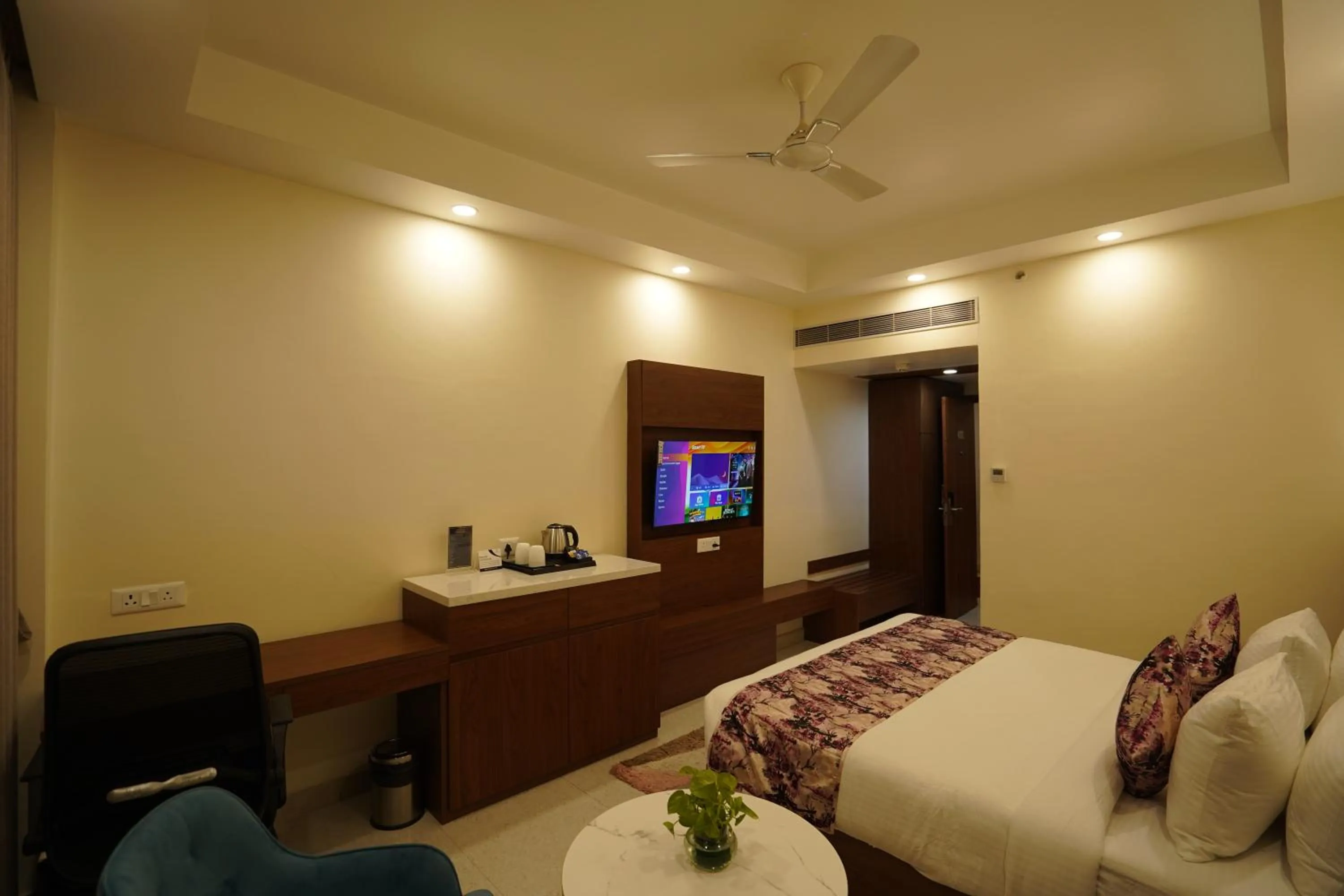 Bedroom, Bed in Hotel Luxe Opera NH8 - 7km from IGI Airport Delhi