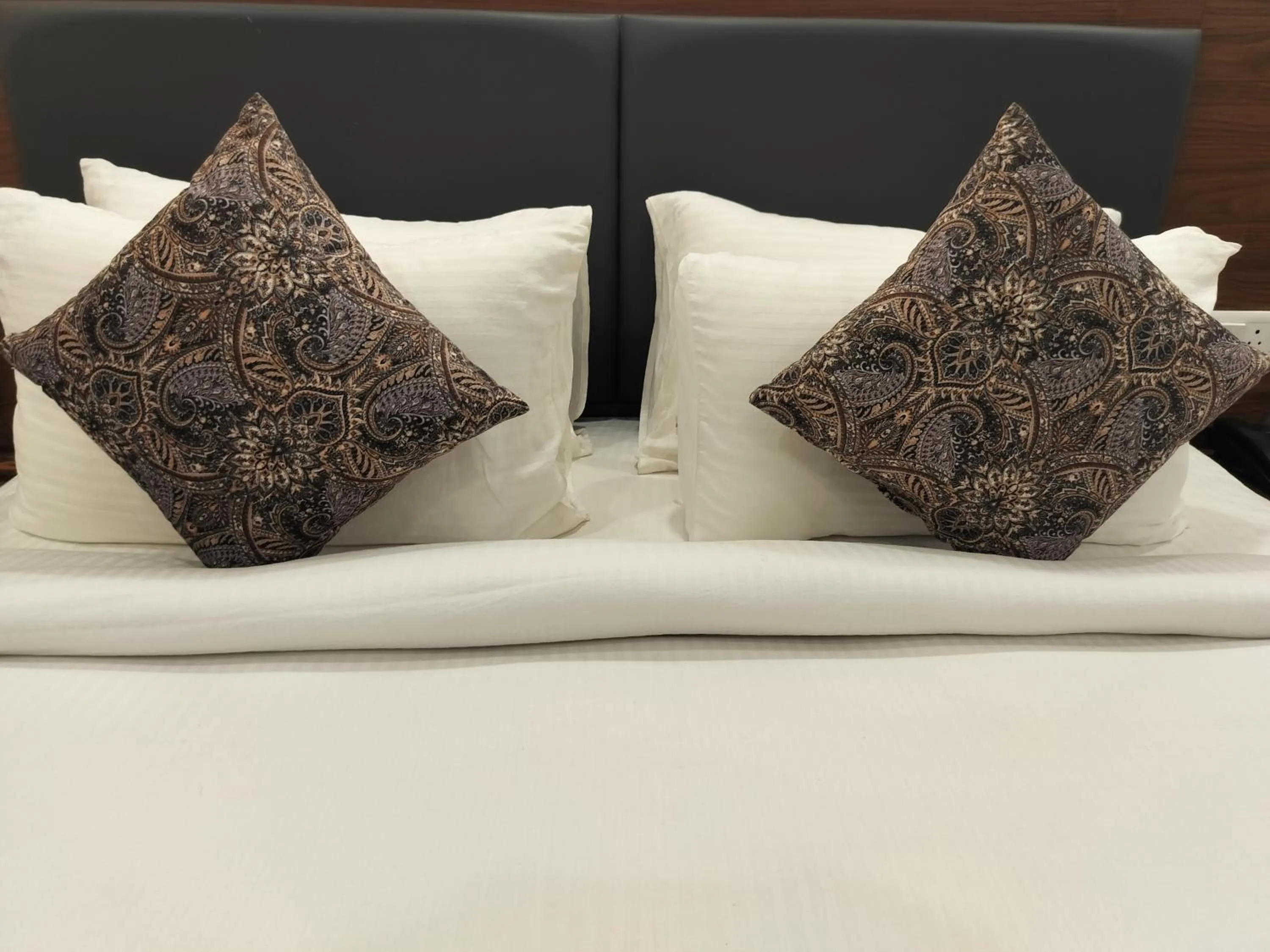 Bed in Hotel Luxe Opera NH8 - 7km from IGI Airport Delhi