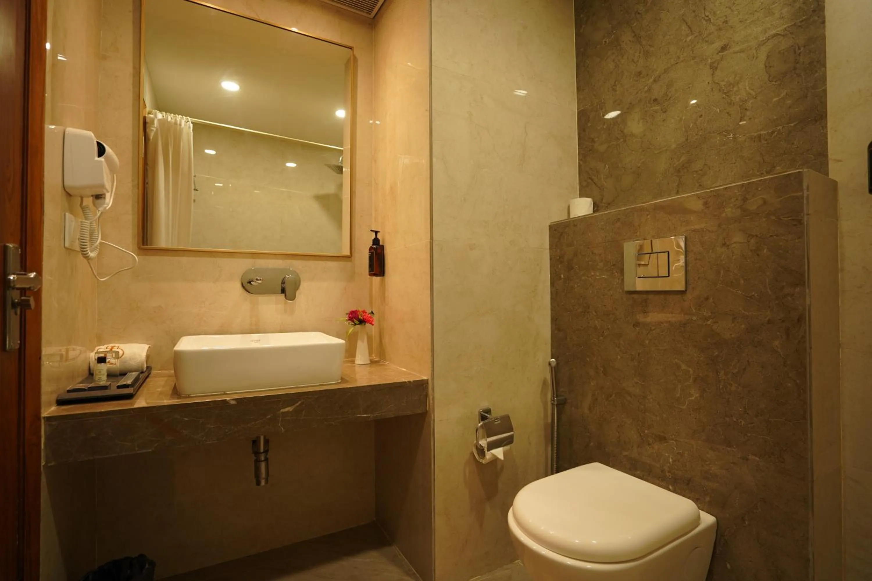 Bathroom in Hotel Luxe Opera NH8 - 7km from IGI Airport Delhi