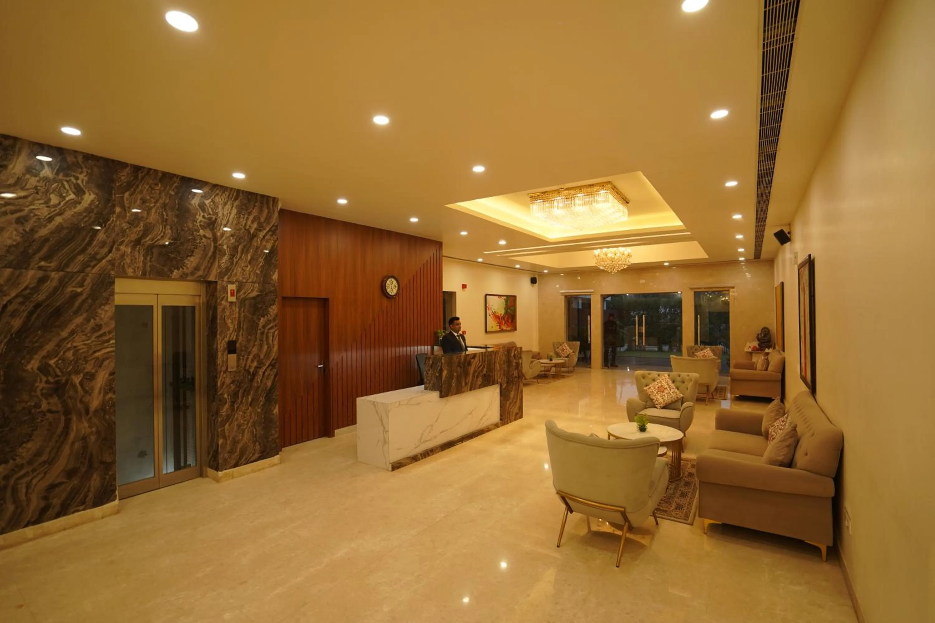 Lobby or reception in Hotel Luxe Opera NH8 - 7km from IGI Airport Delhi
