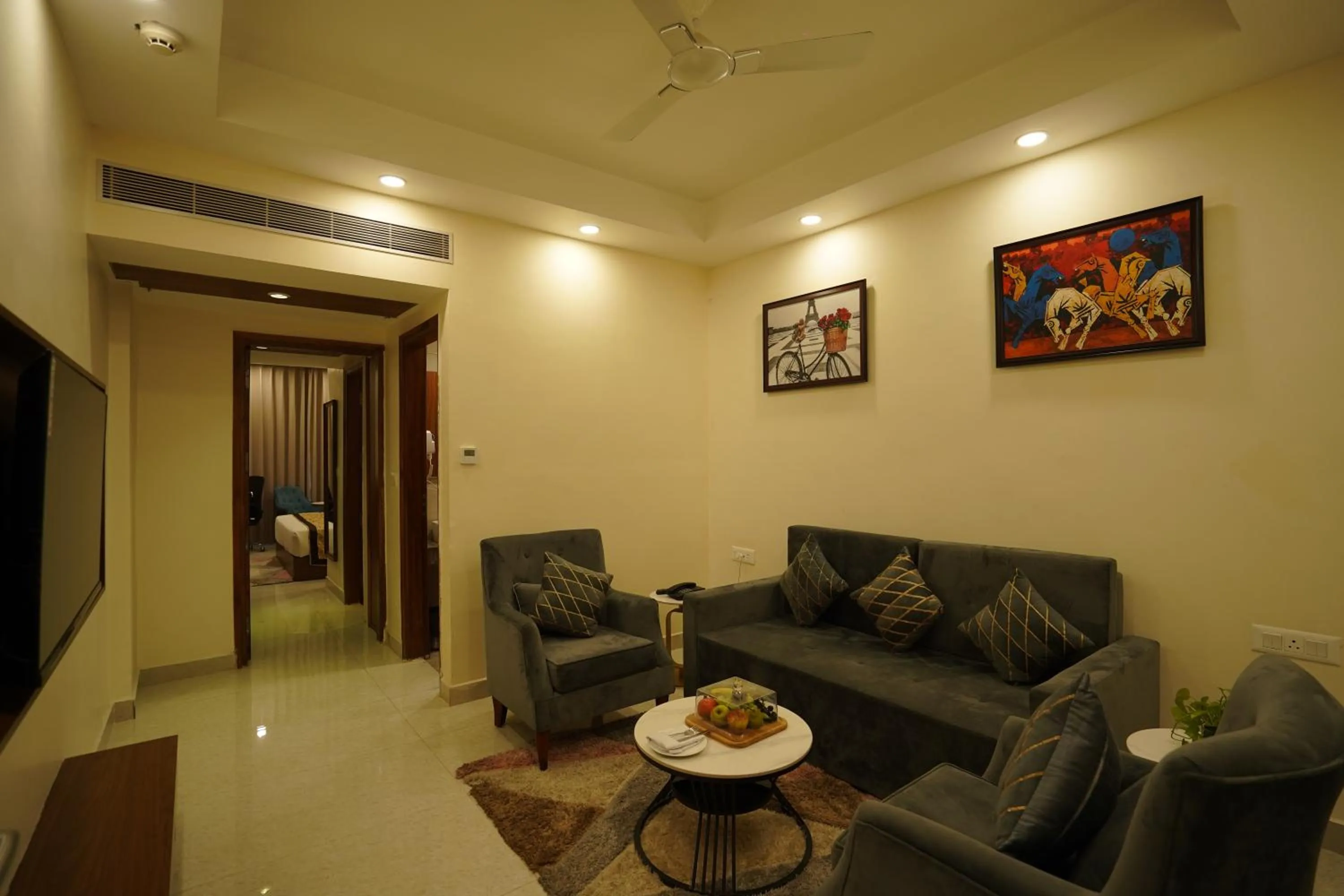 Living room in Hotel Luxe Opera NH8 - 7km from IGI Airport Delhi