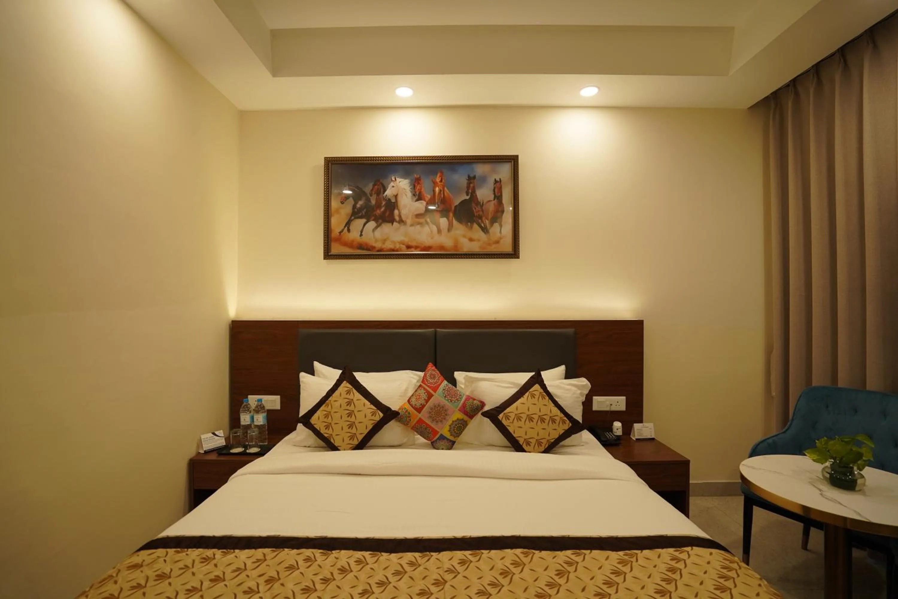 Bedroom, Bed in Hotel Luxe Opera NH8 - 7km from IGI Airport Delhi