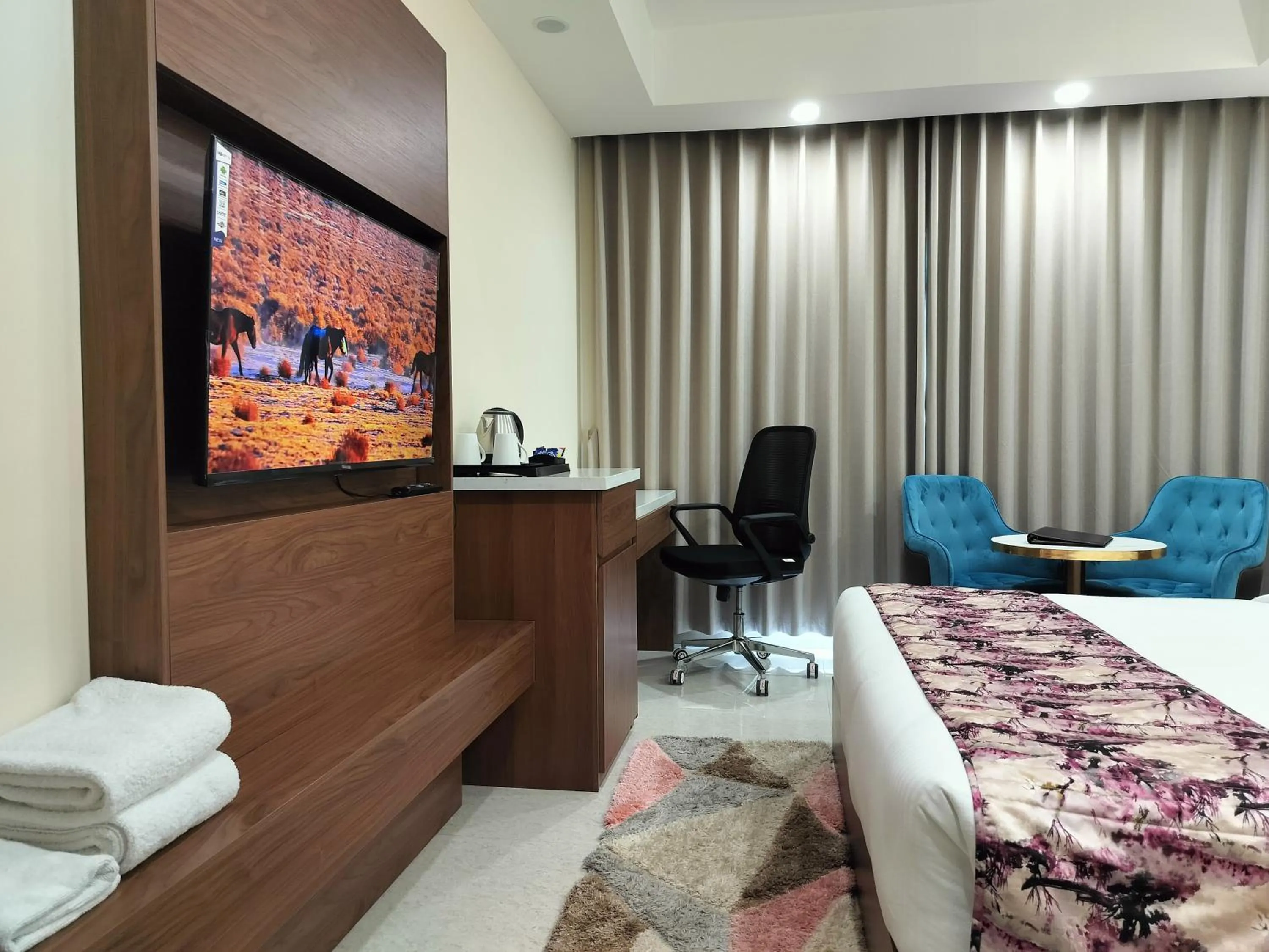 Bedroom, Bed in Hotel Luxe Opera NH8 - 7km from IGI Airport Delhi