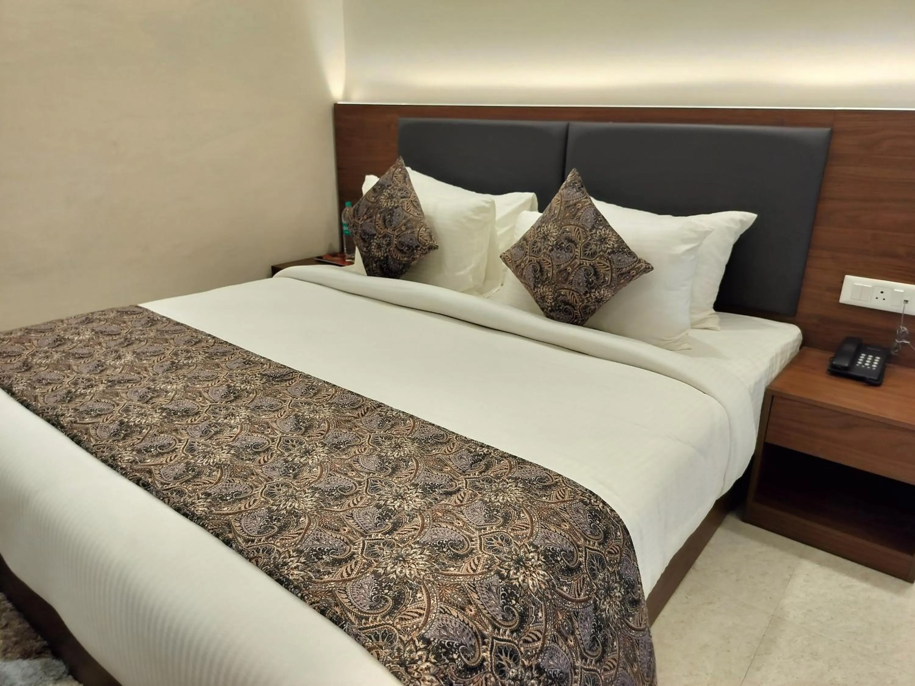 Bedroom, Bed in Hotel Luxe Opera NH8 - 7km from IGI Airport Delhi