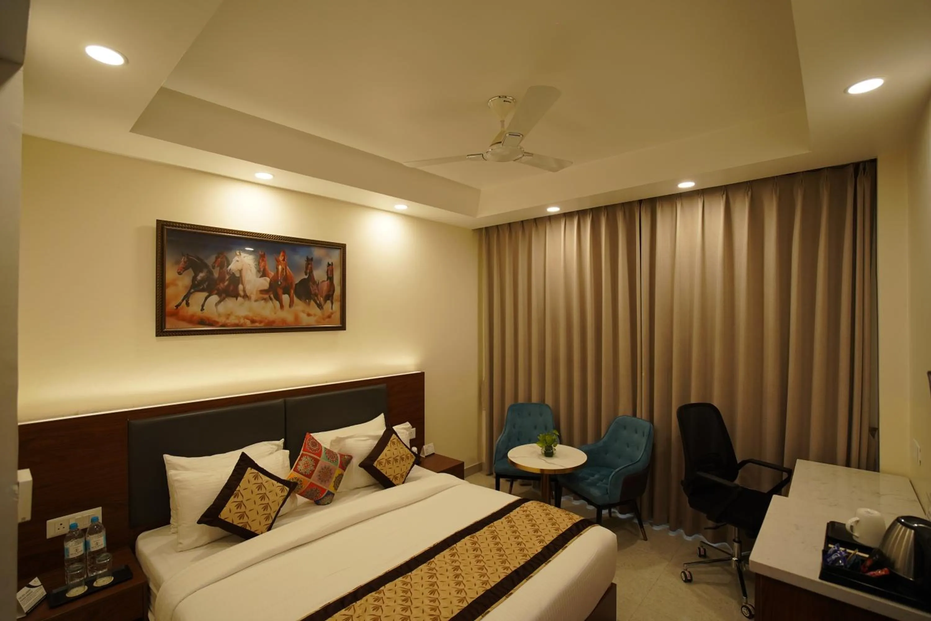 Bedroom, Bed in Hotel Luxe Opera NH8 - 7km from IGI Airport Delhi