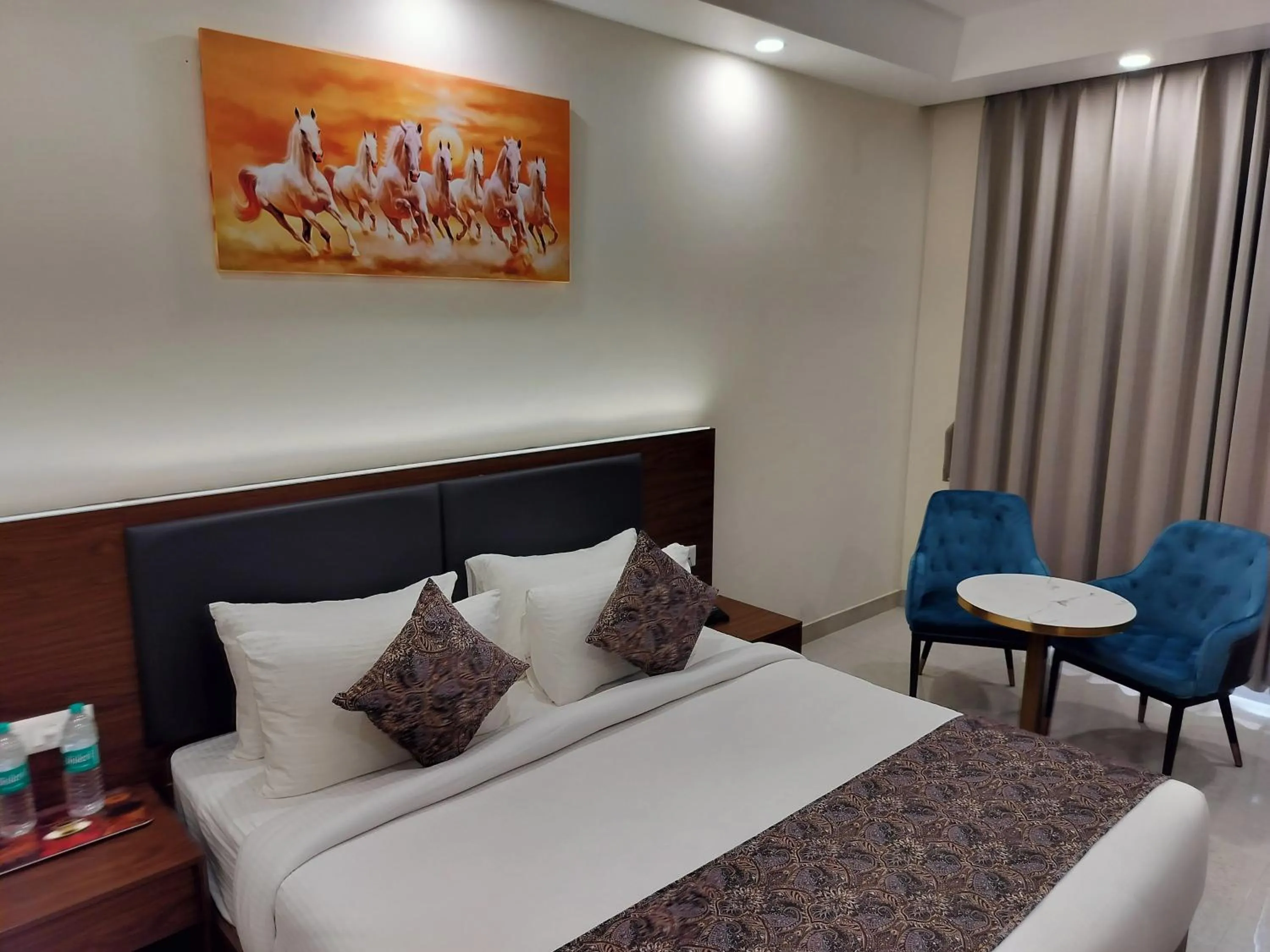 Bed in Hotel Luxe Opera NH8 - 7km from IGI Airport Delhi