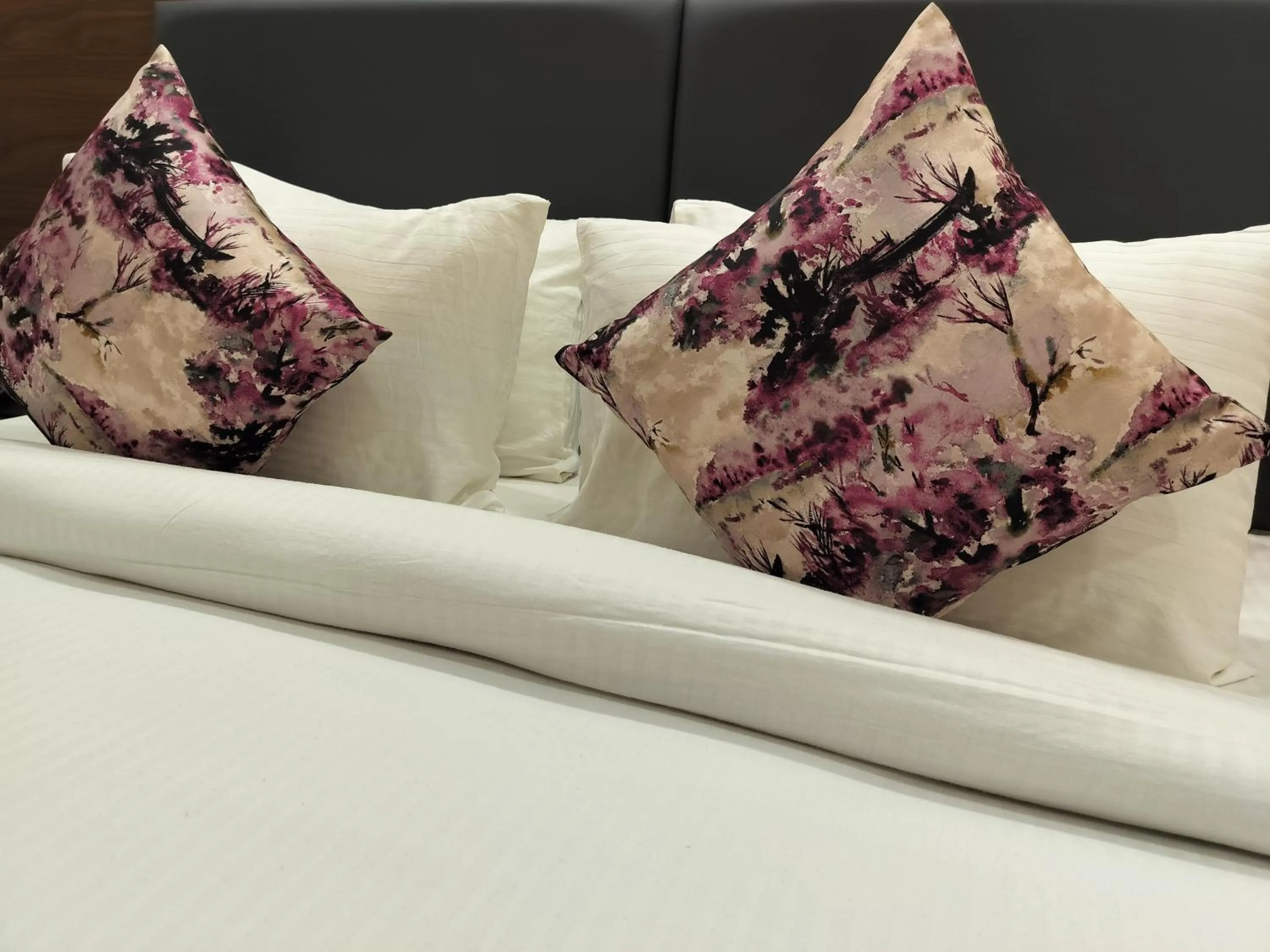 Bed in Hotel Luxe Opera NH8 - 7km from IGI Airport Delhi