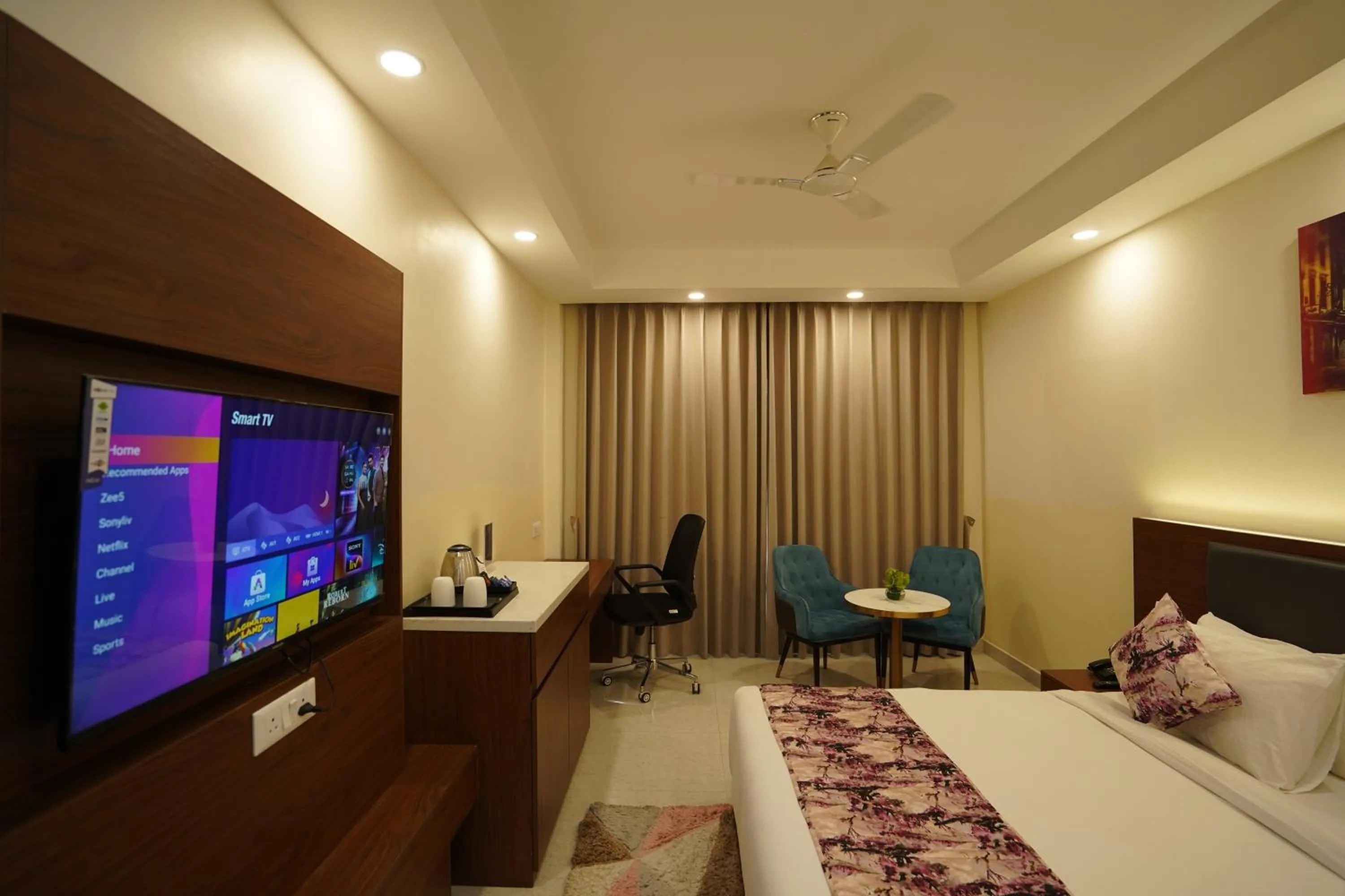 Bedroom, Bed in Hotel Luxe Opera NH8 - 7km from IGI Airport Delhi