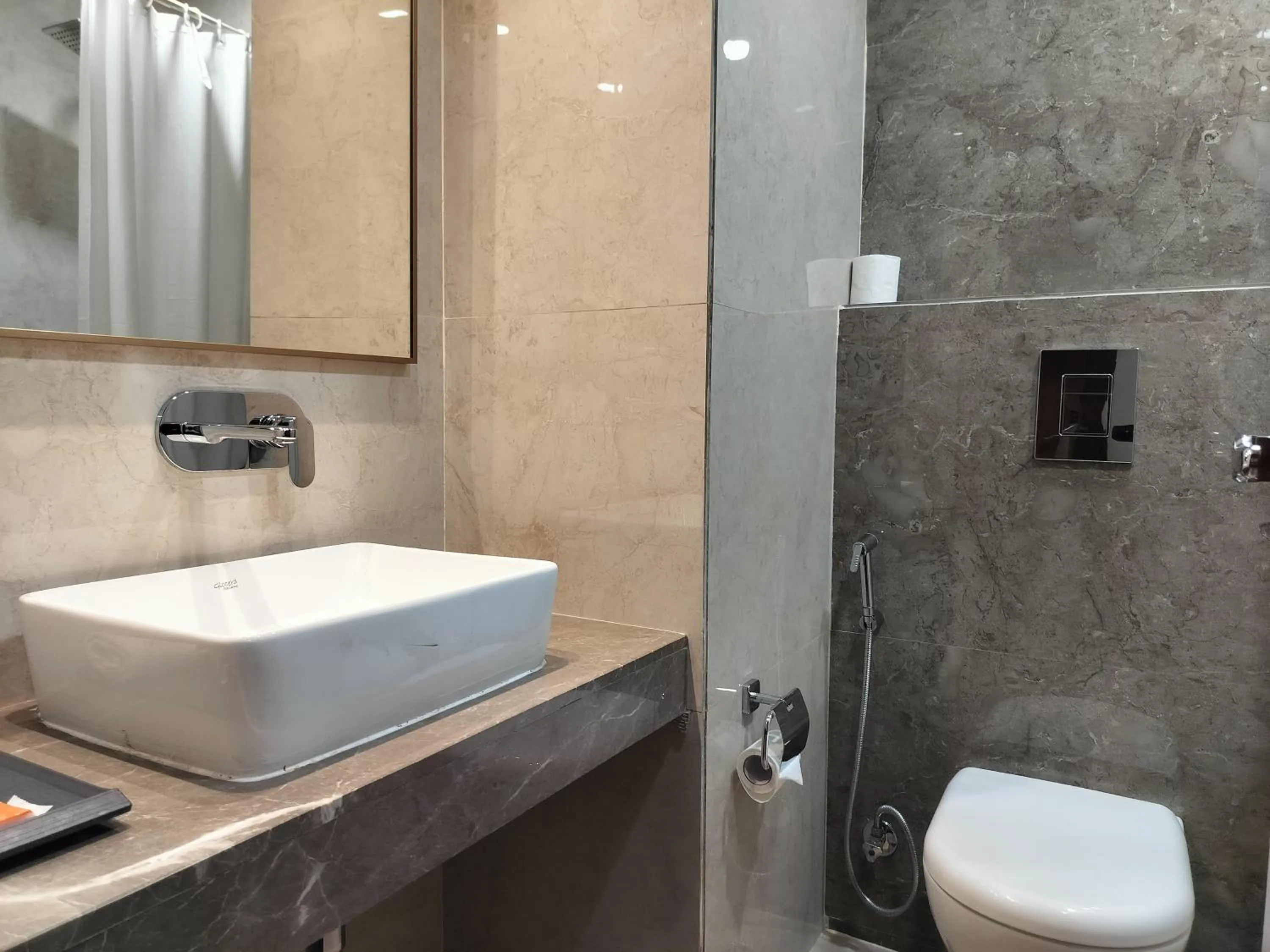 Bathroom in Hotel Luxe Opera NH8 - 7km from IGI Airport Delhi