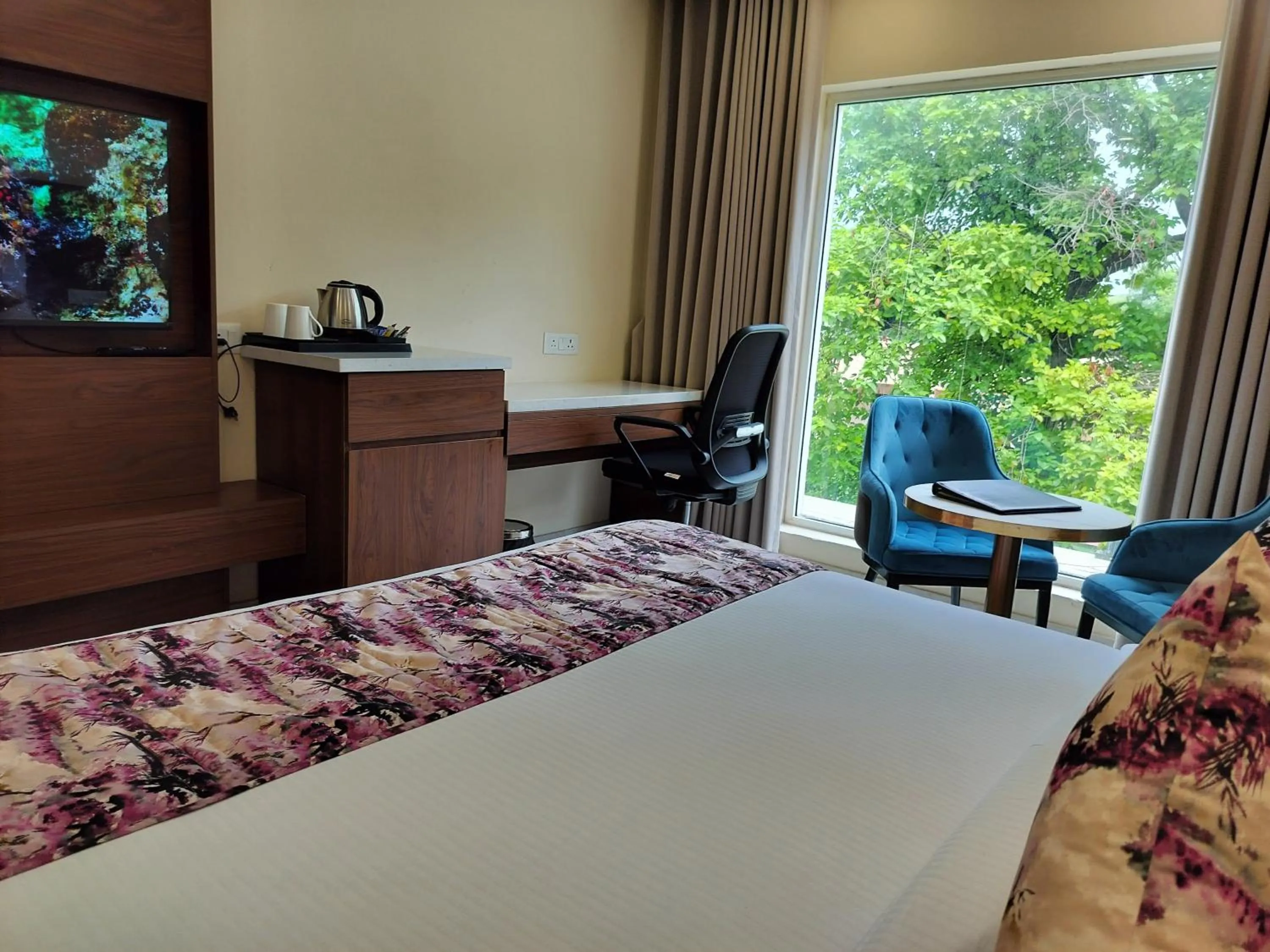 View (from property/room), Bed in Hotel Luxe Opera NH8 - 7km from IGI Airport Delhi