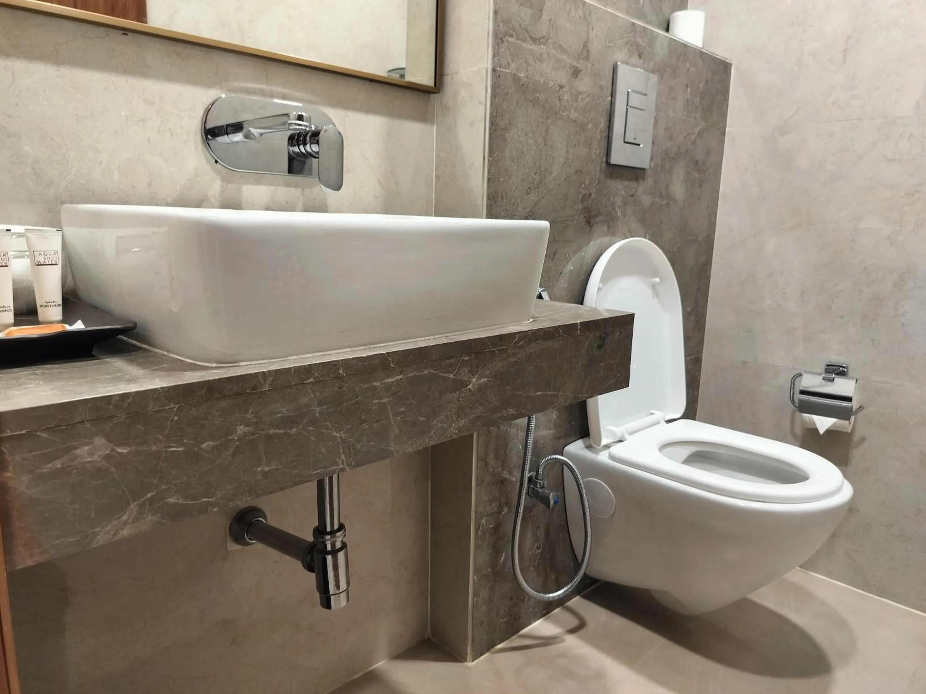 Bathroom in Hotel Luxe Opera NH8 - 7km from IGI Airport Delhi