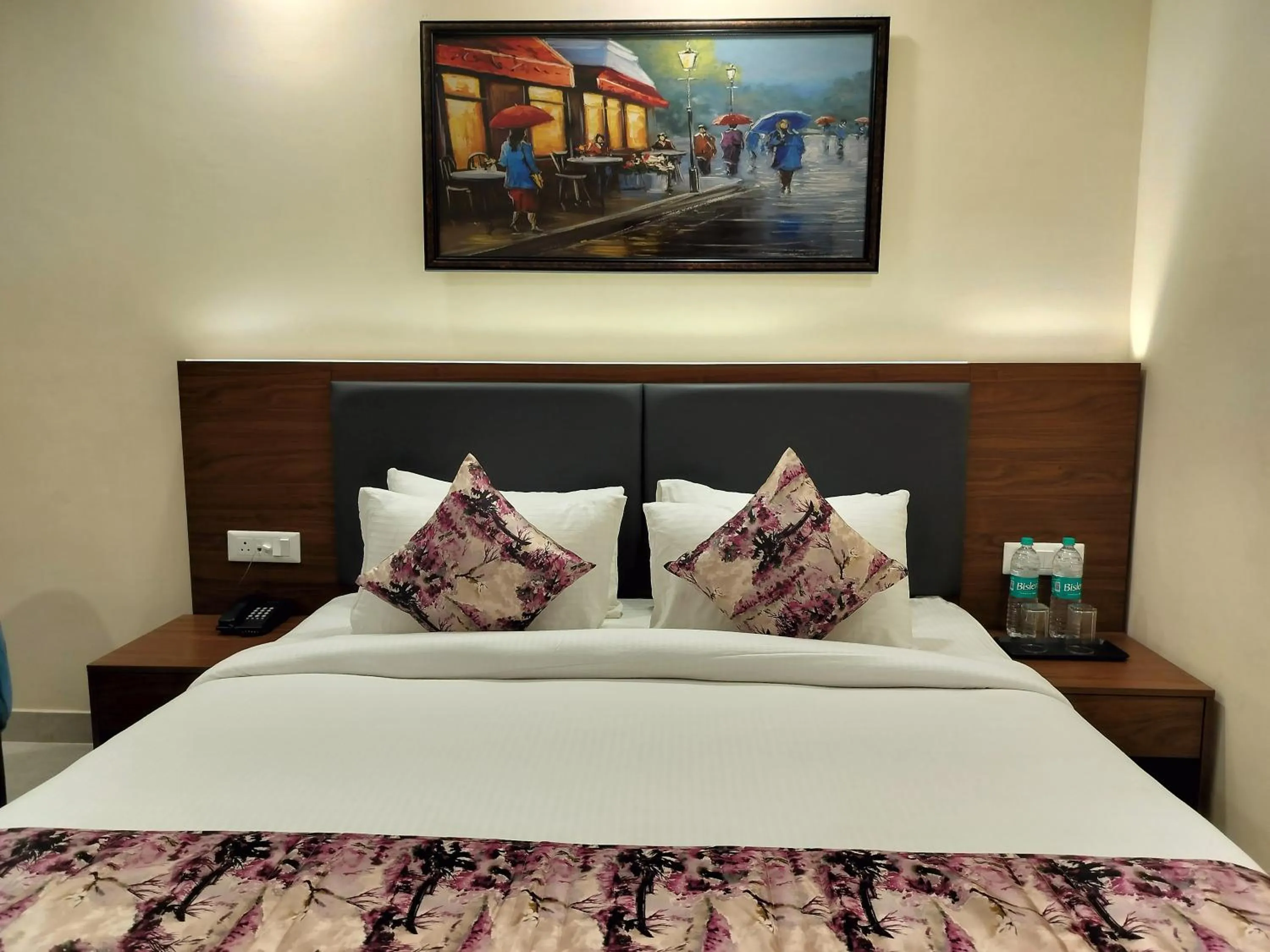 Bed in Hotel Luxe Opera NH8 - 7km from IGI Airport Delhi