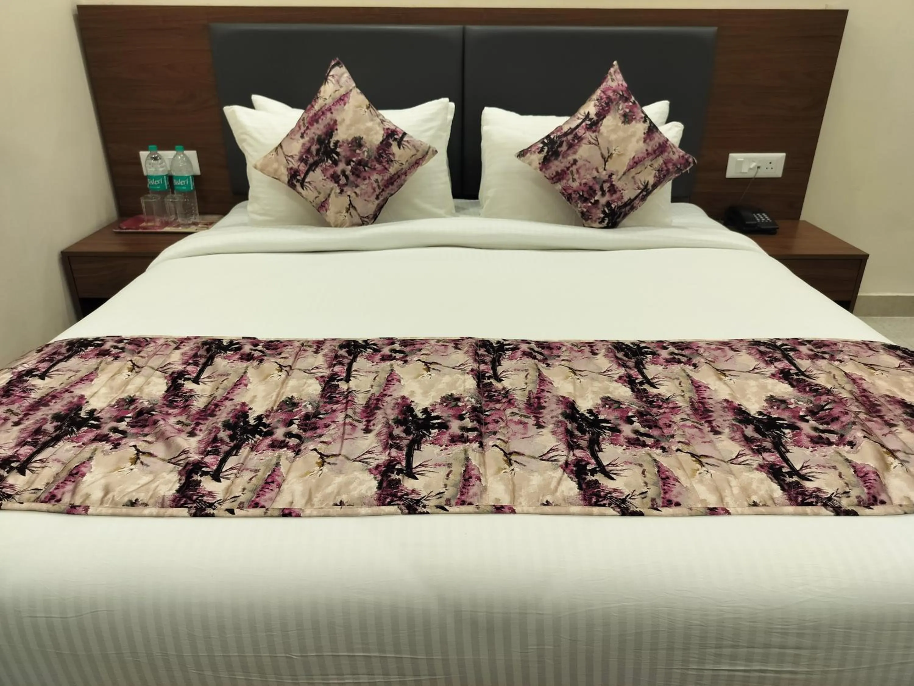 Bed in Hotel Luxe Opera NH8 - 7km from IGI Airport Delhi