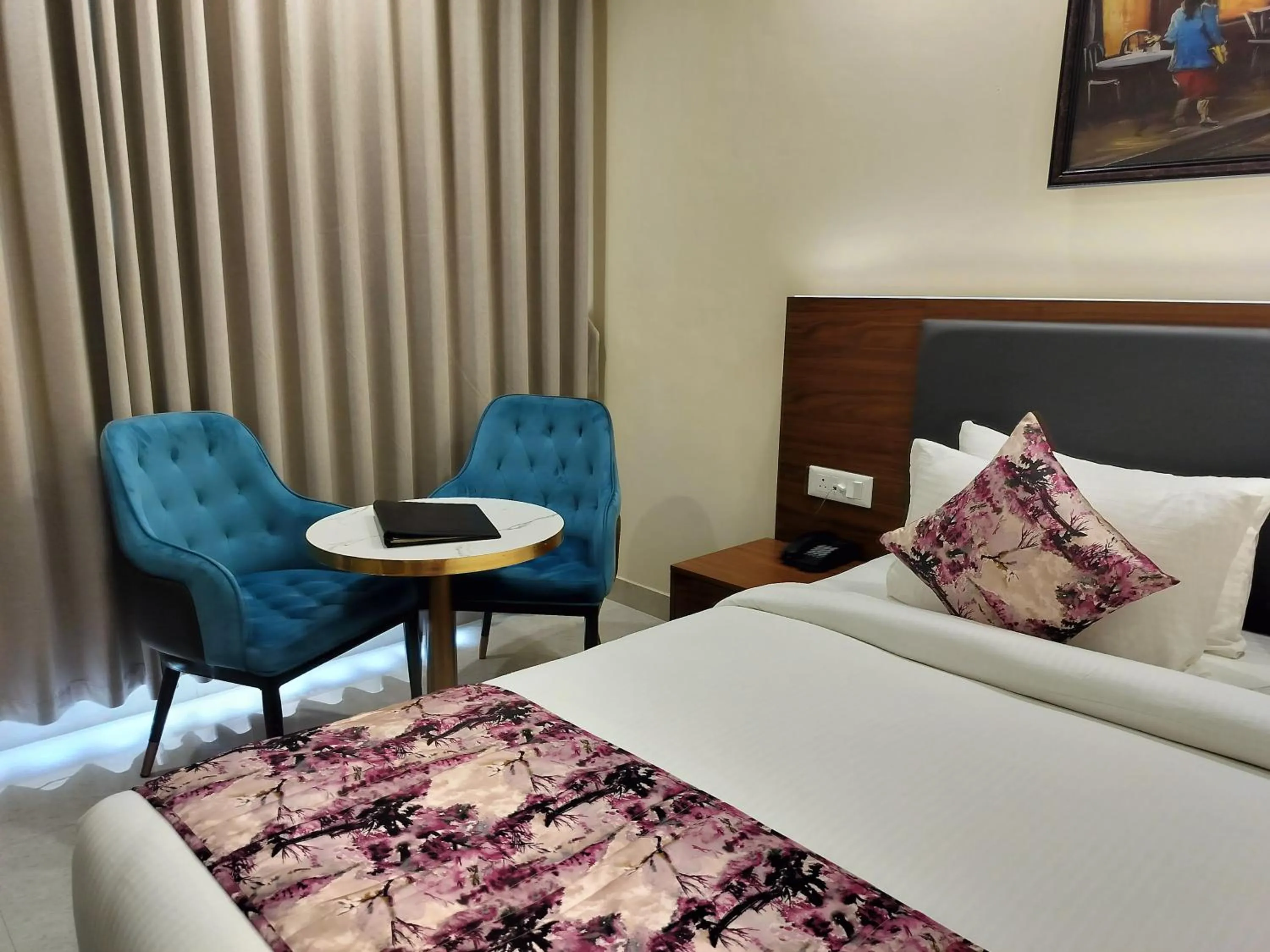 Bed in Hotel Luxe Opera NH8 - 7km from IGI Airport Delhi