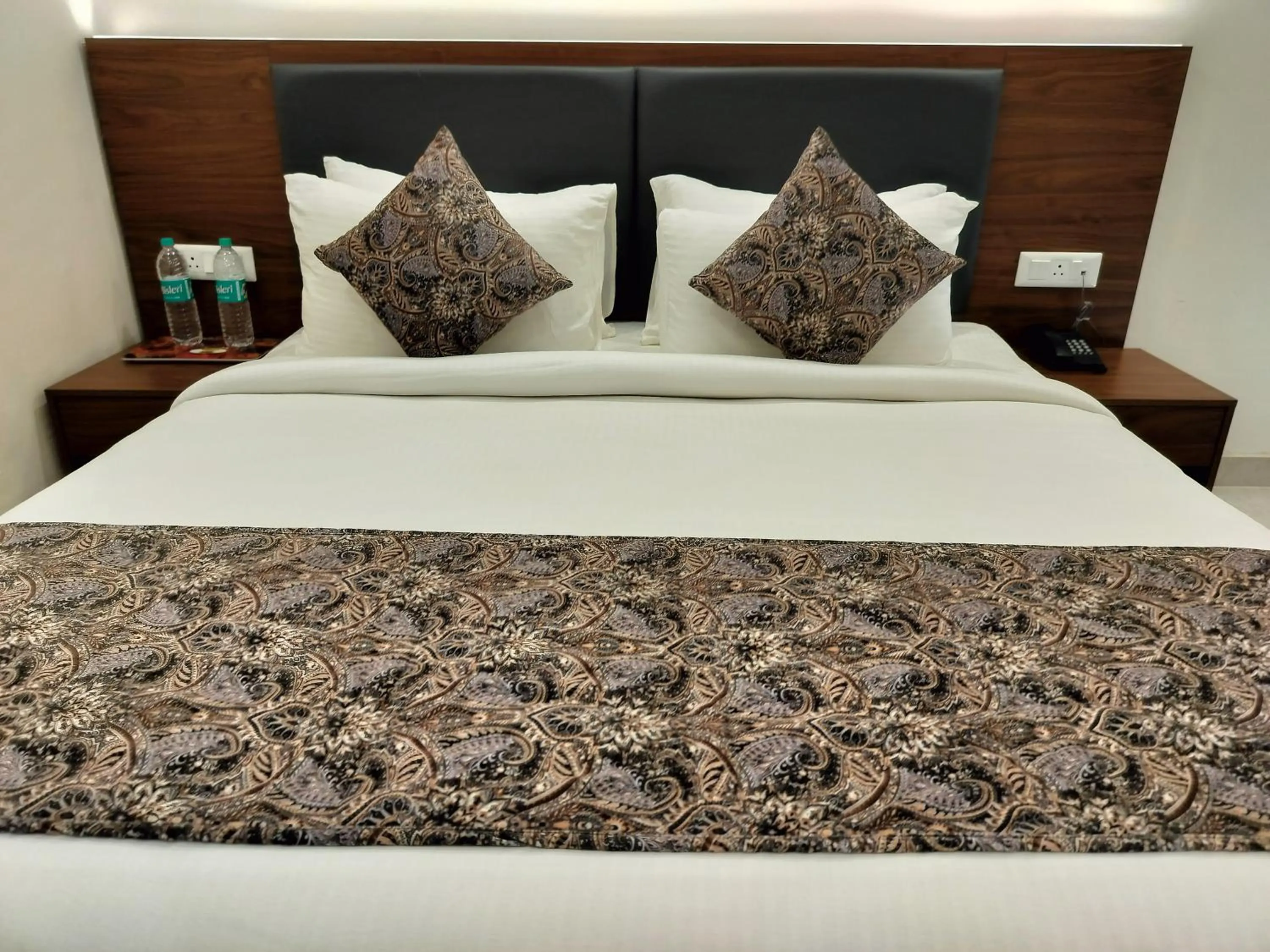 Bed in Hotel Luxe Opera NH8 - 7km from IGI Airport Delhi