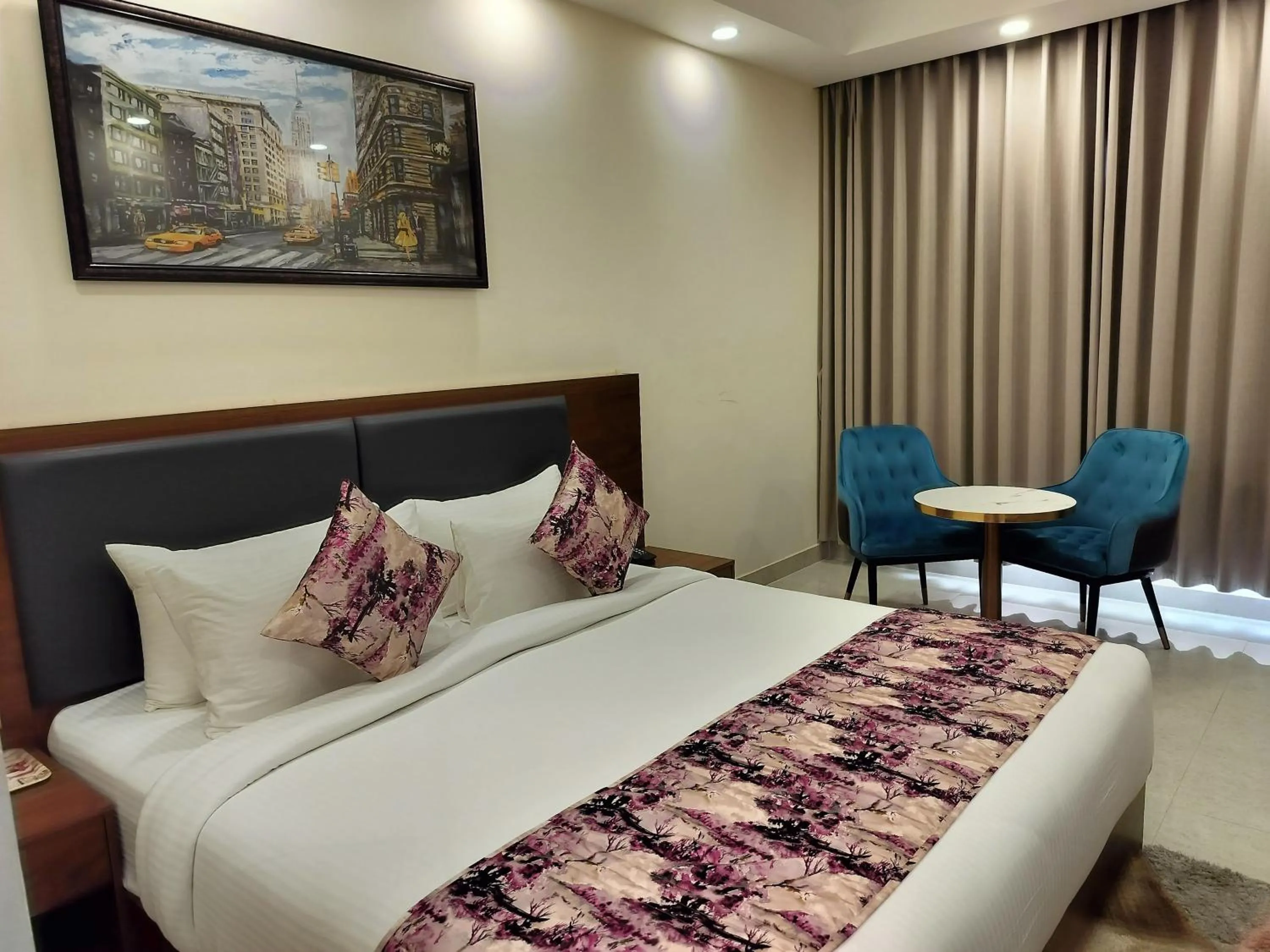 Bed in Hotel Luxe Opera NH8 - 7km from IGI Airport Delhi