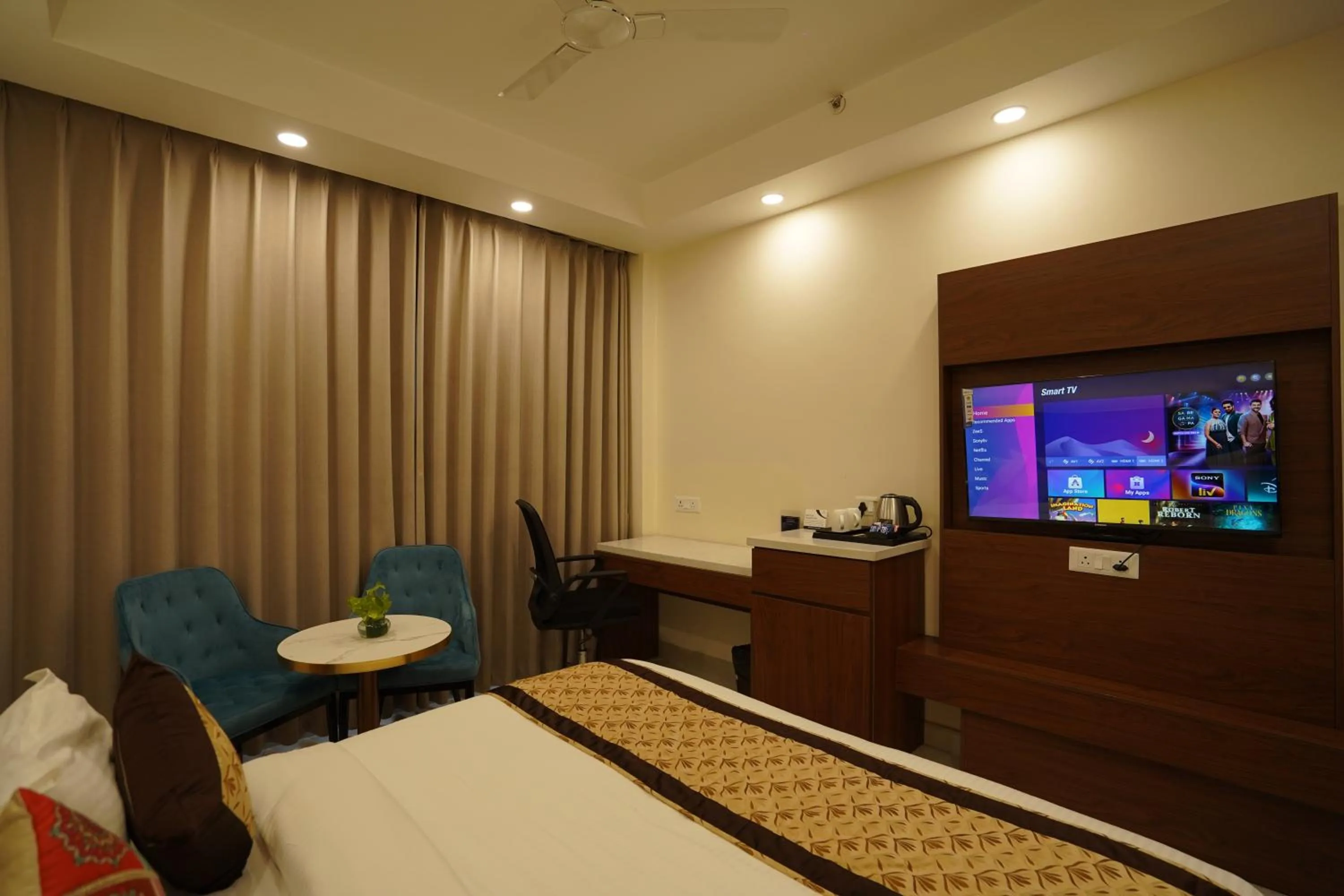 Bedroom, Bed in Hotel Luxe Opera NH8 - 7km from IGI Airport Delhi