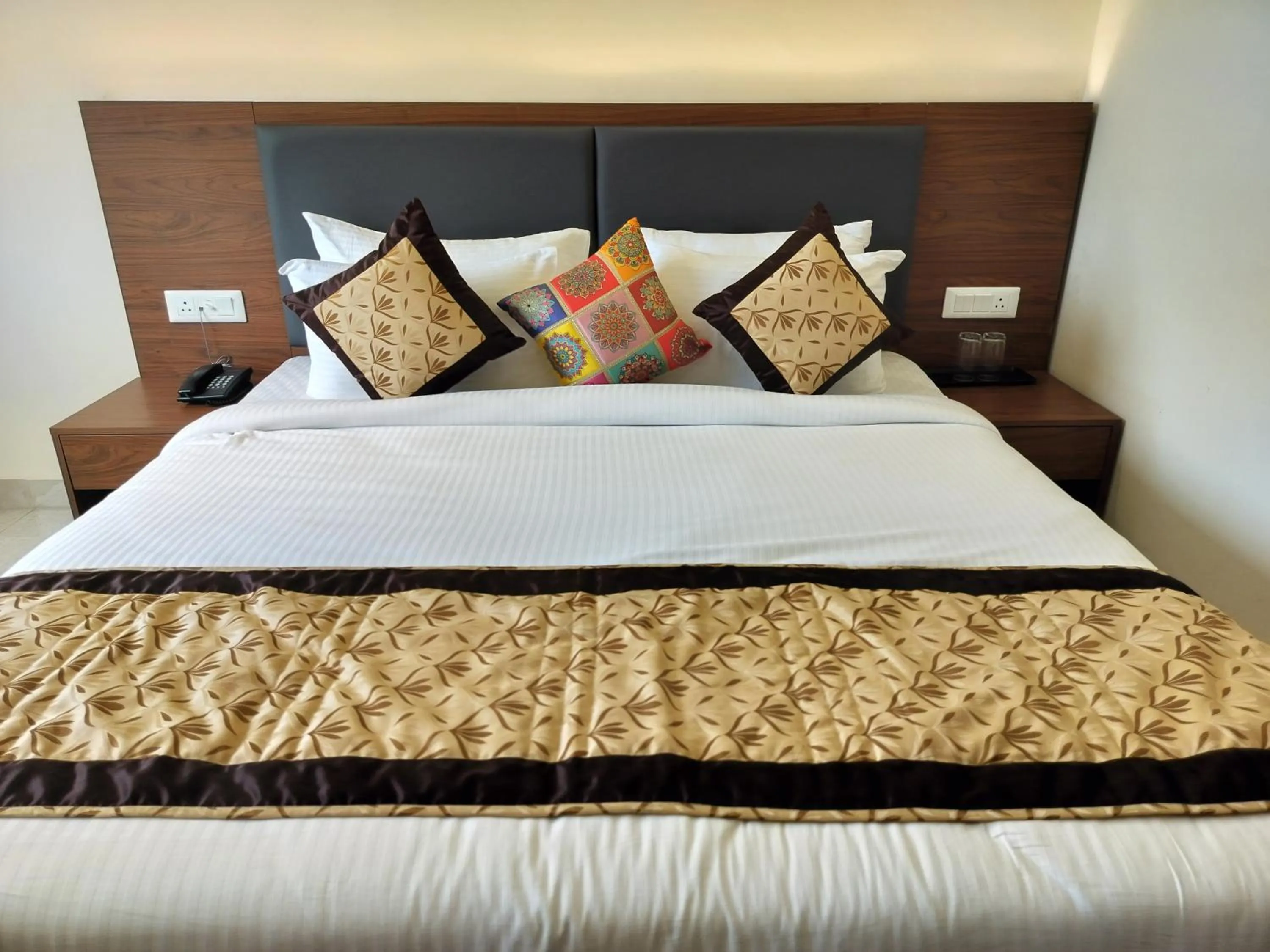 Bed in Hotel Luxe Opera NH8 - 7km from IGI Airport Delhi