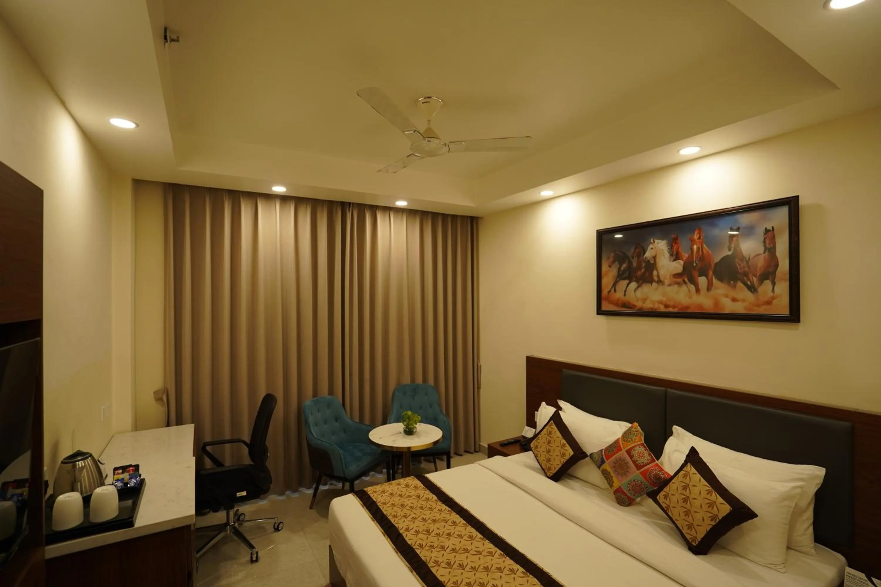 Bedroom, Bed in Hotel Luxe Opera NH8 - 7km from IGI Airport Delhi