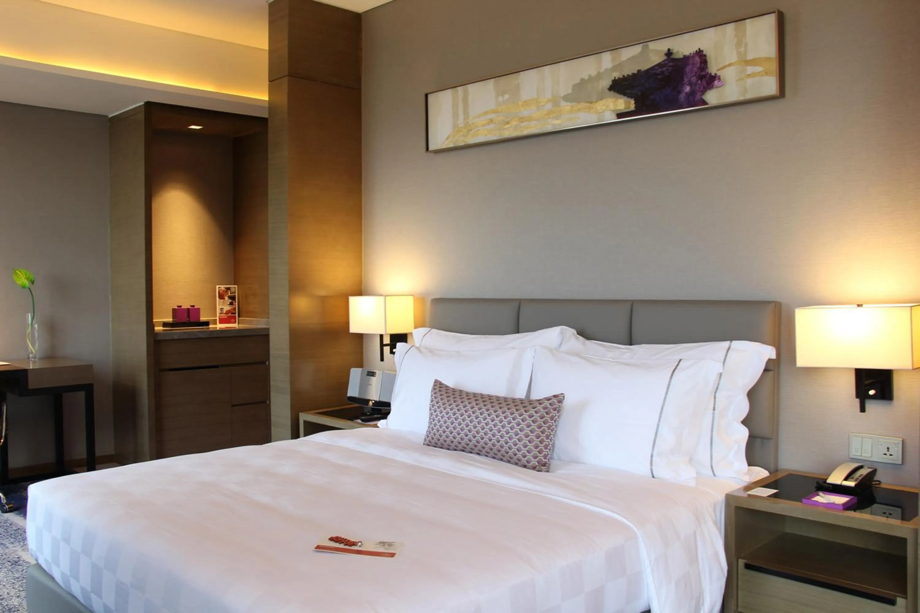 Photo of the whole room, Bed in Wyndham JinJiang Hotel