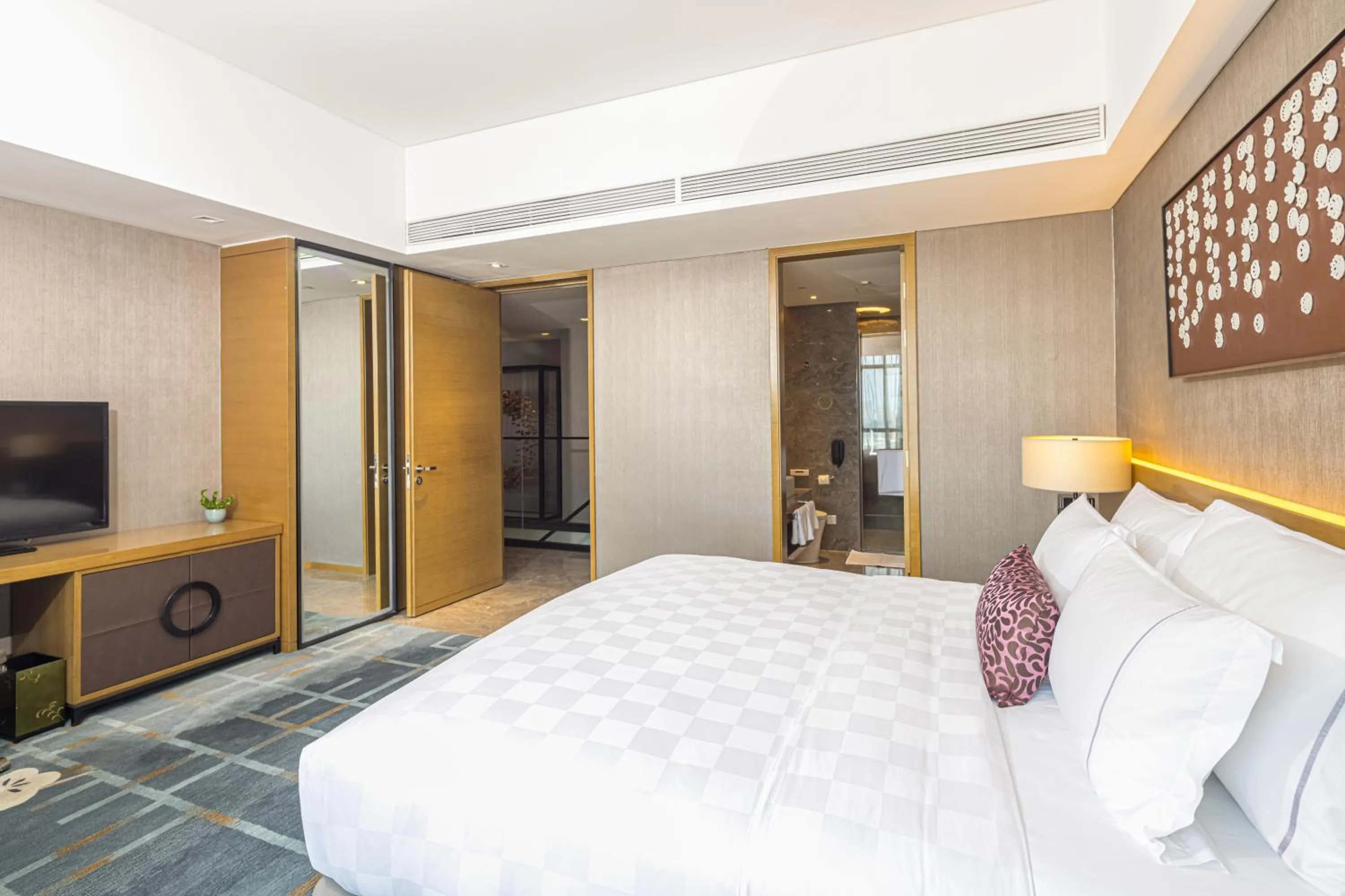 Bed in Wyndham JinJiang Hotel