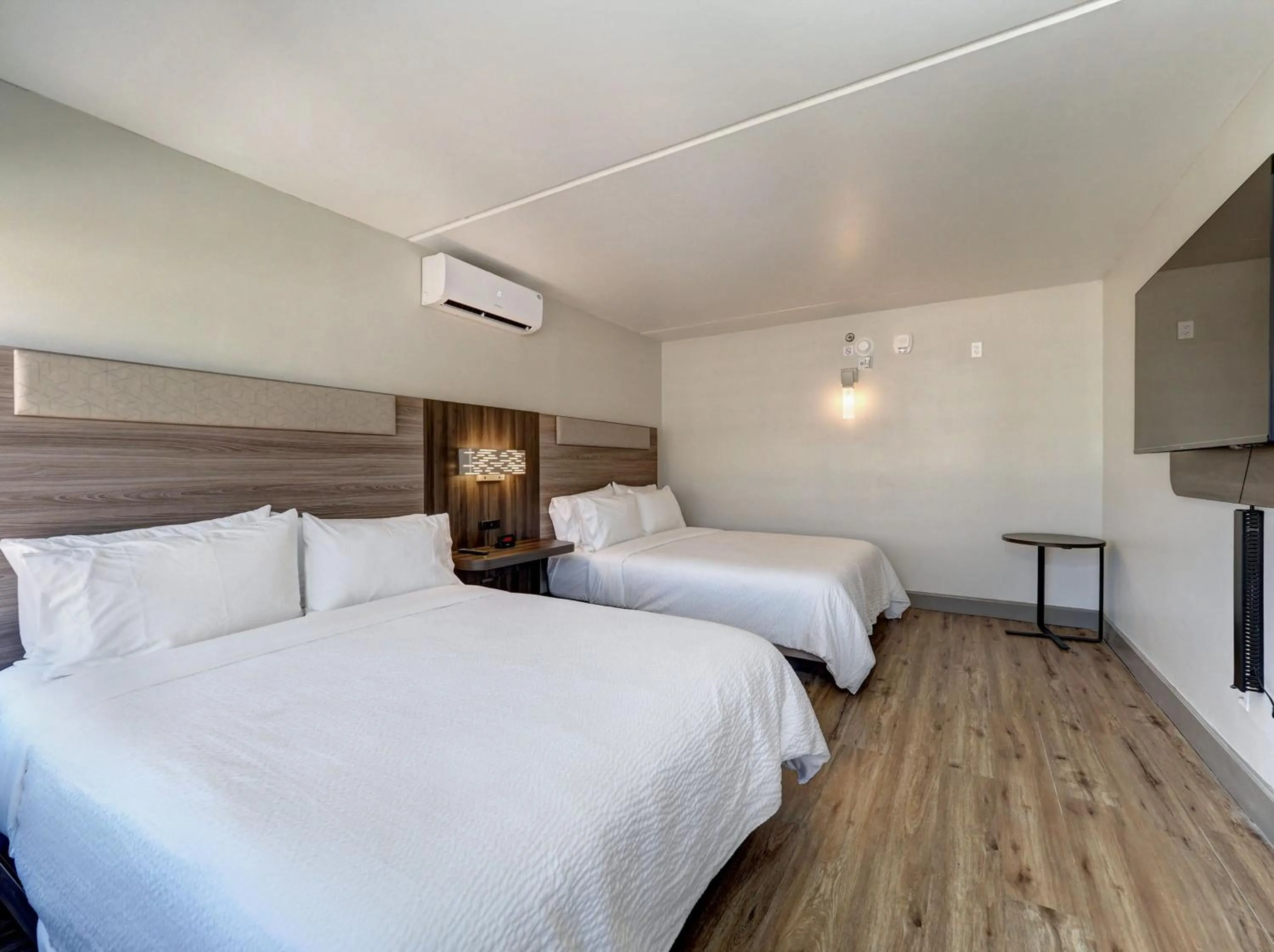 Photo of the whole room, Bed in Holiday Inn Express Corpus Christi - Beachfront by IHG