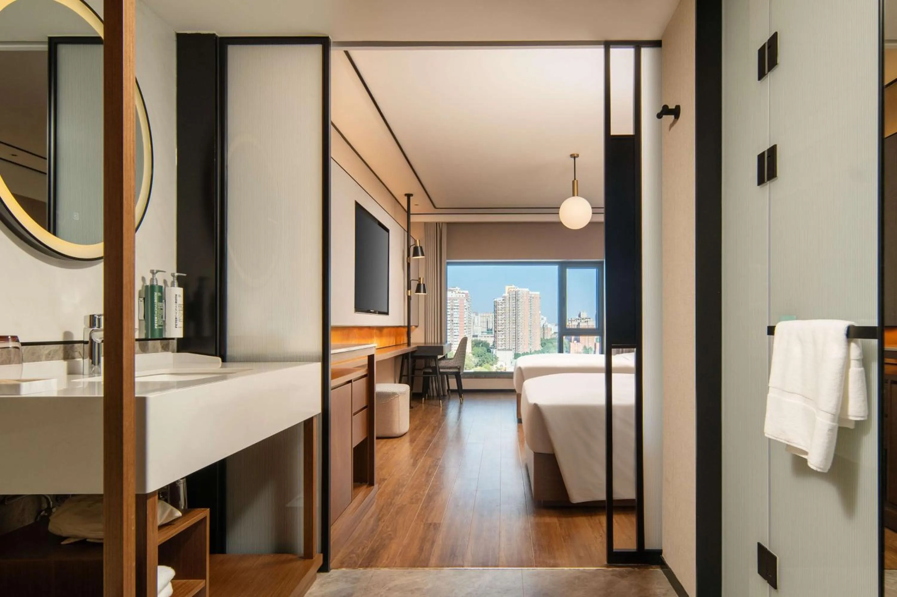 Bathroom, Bed in Hilton Garden Inn Beijing West Railway Station