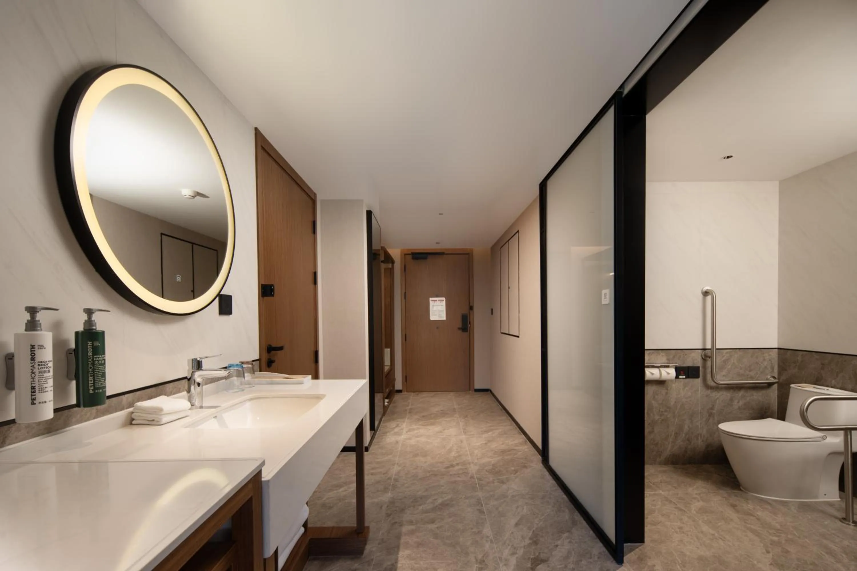 Toilet in Hilton Garden Inn Beijing West Railway Station