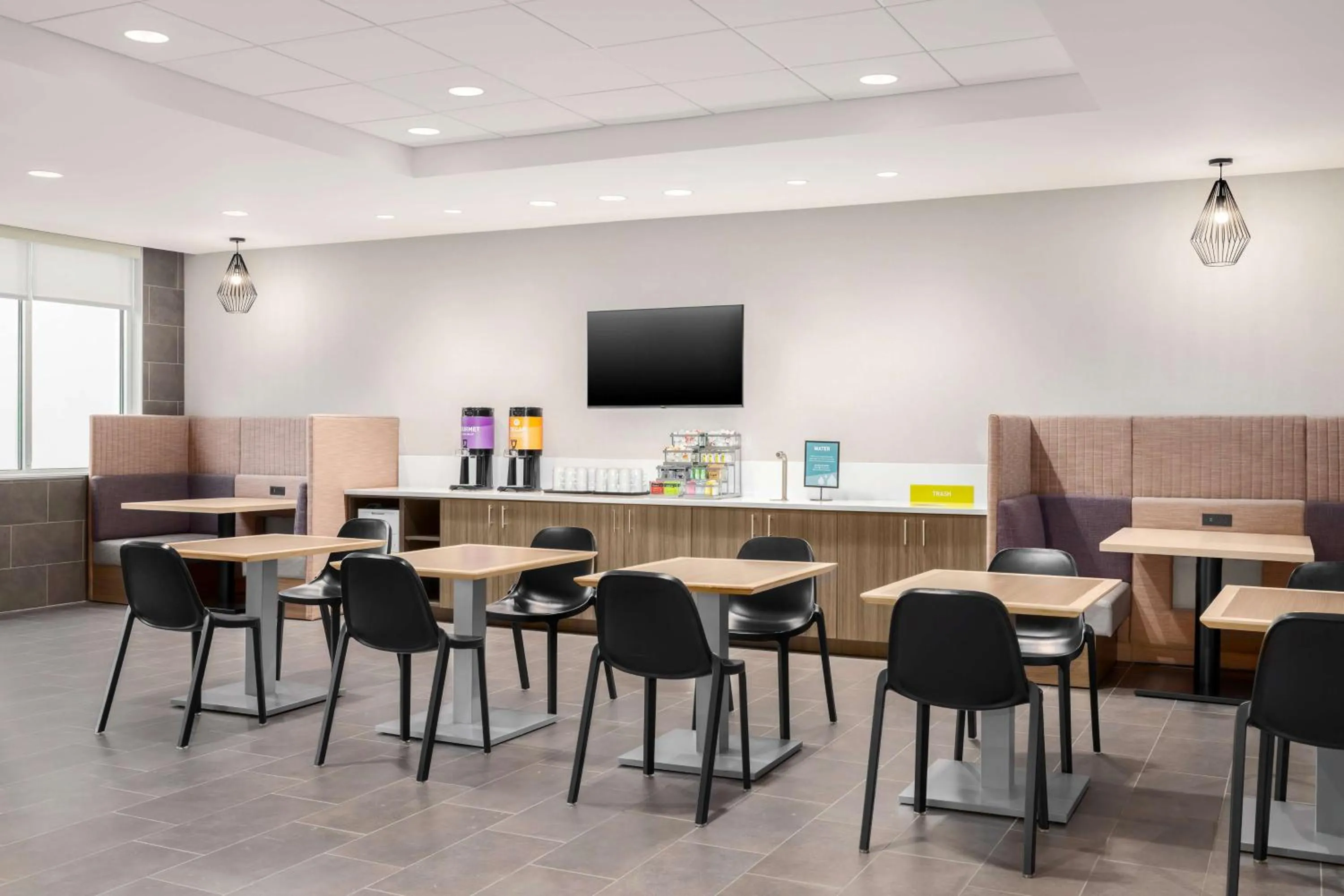 Breakfast in Home2 Suites By Hilton Virginia Beach Princess Anne