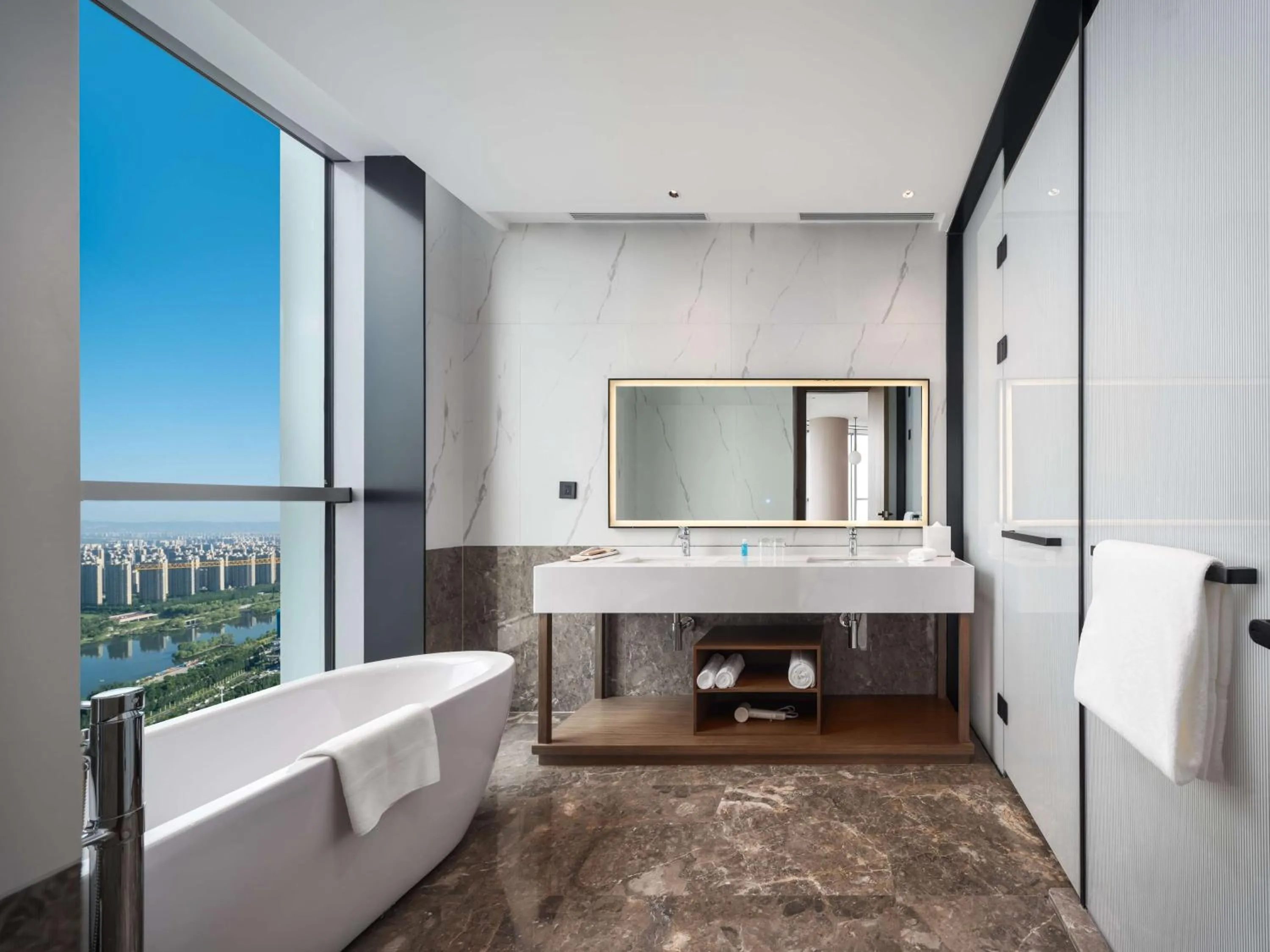 Bathroom, Bed in Hilton Garden Inn Taiyuan Binhe