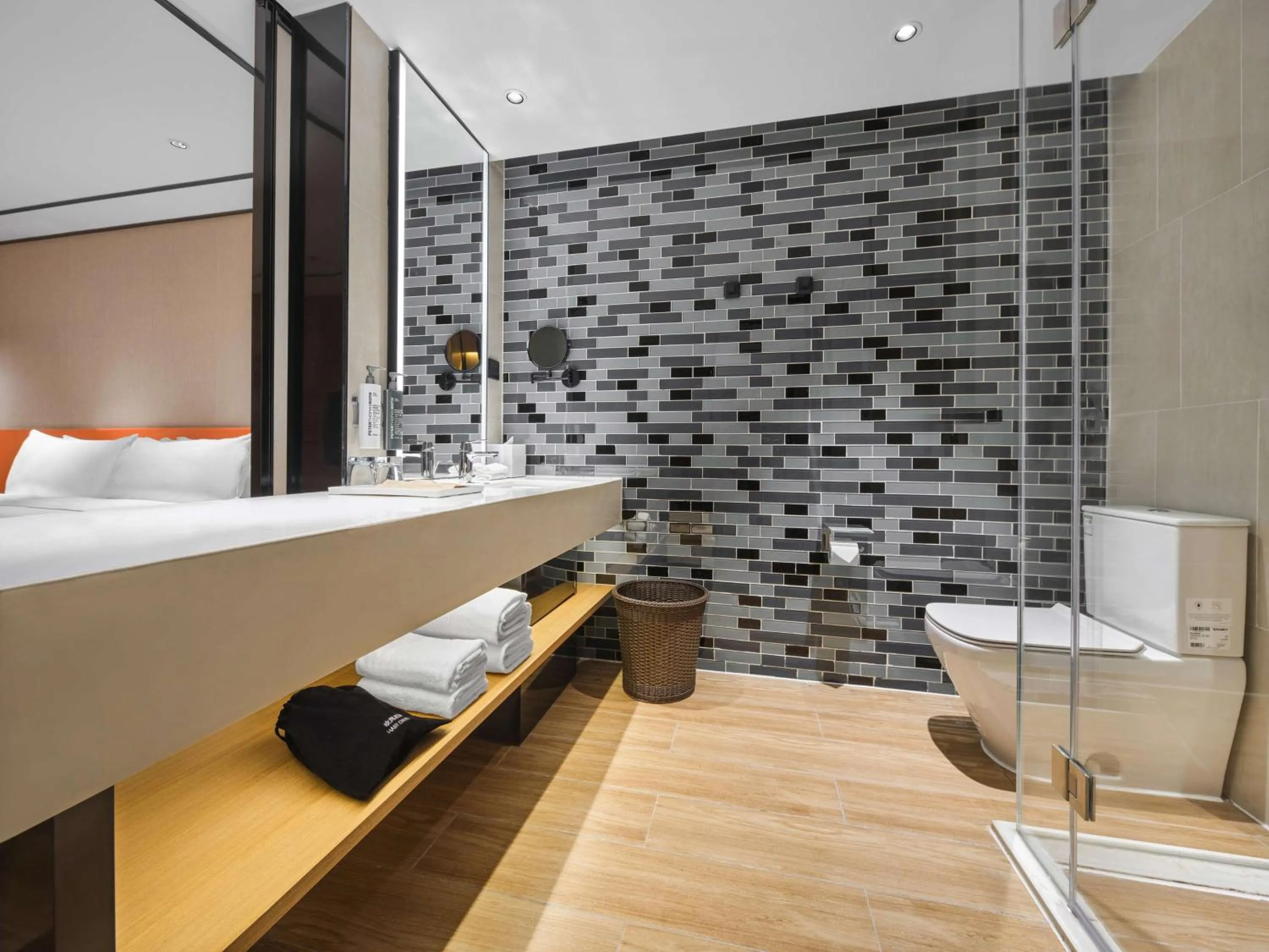 Toilet, Bed in Hilton Garden Inn Jinzhong Yuci