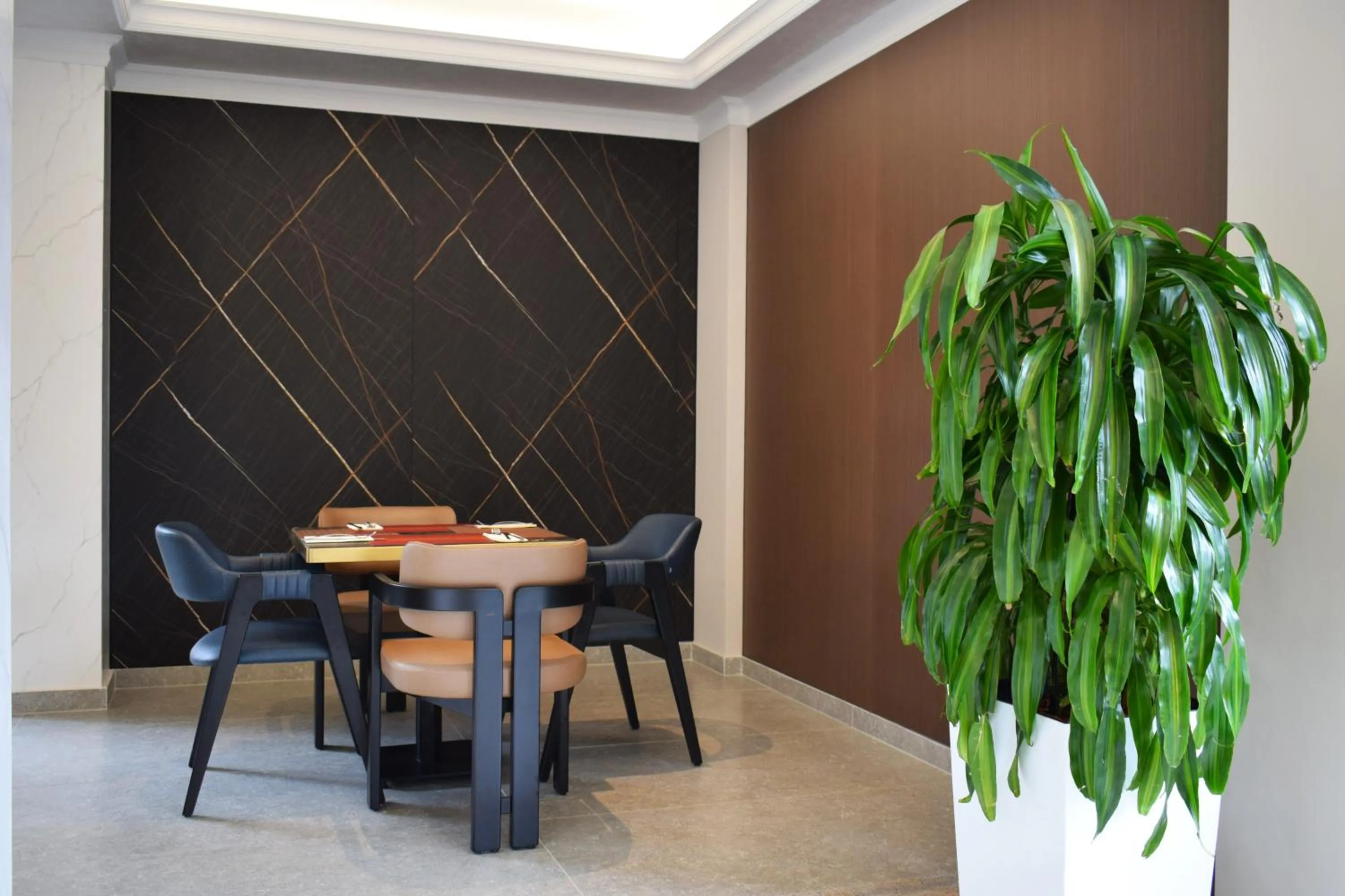 Dining area in Nobel West Hotel