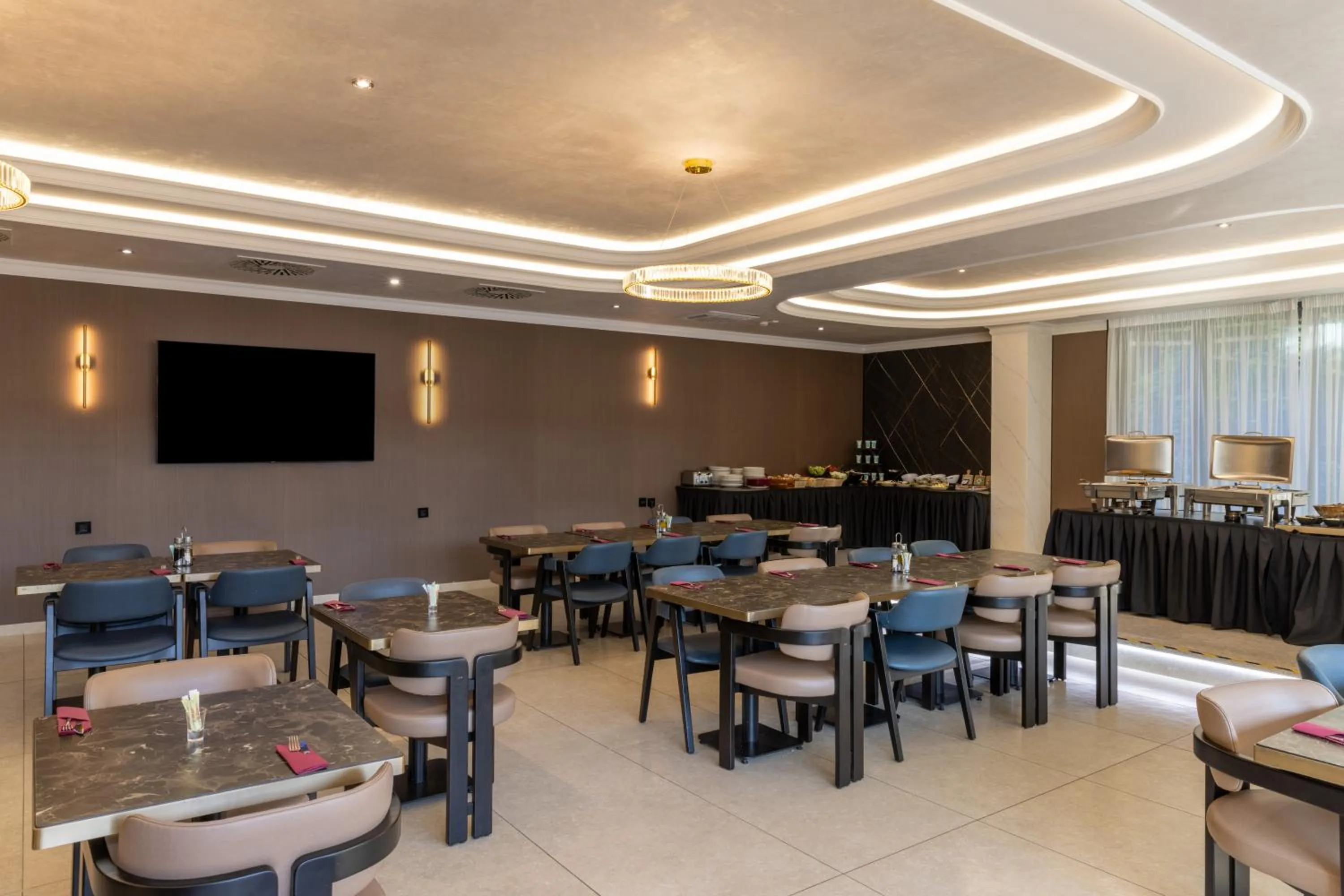 Restaurant/places to eat in Nobel West Hotel