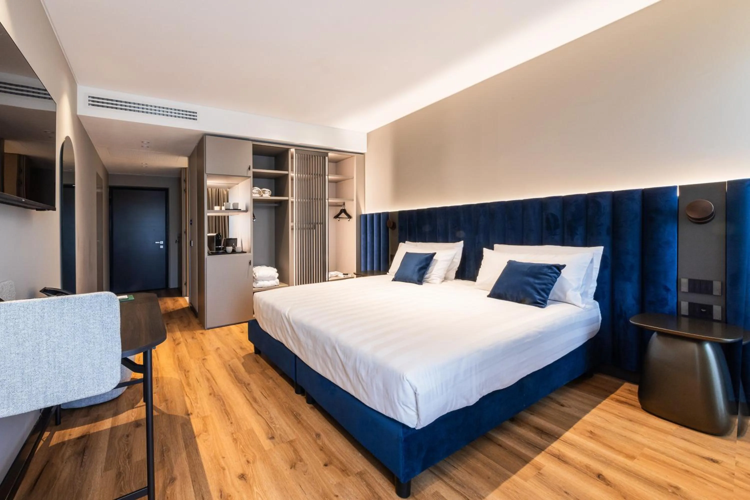 Bedroom, Bed in Como Hills