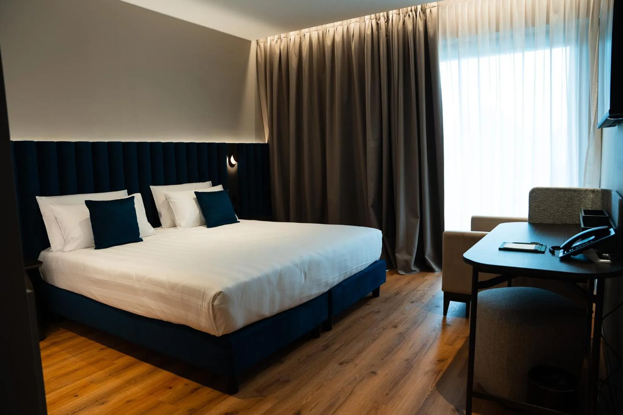 Bedroom, Bed in Como Hills