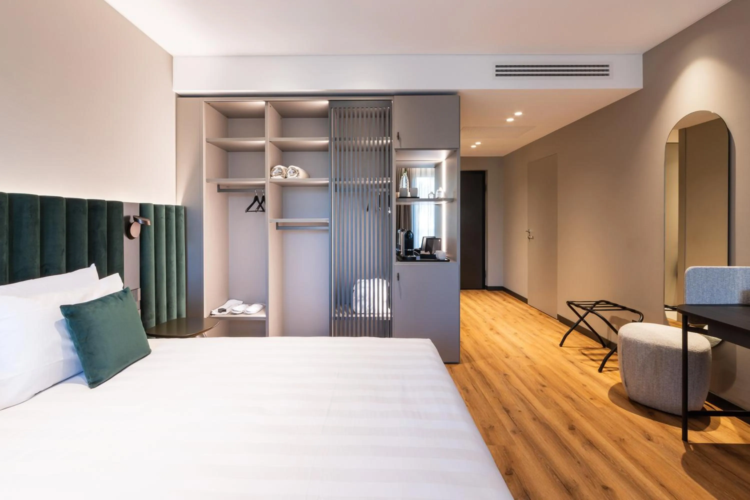 Photo of the whole room, Bed in Como Hills