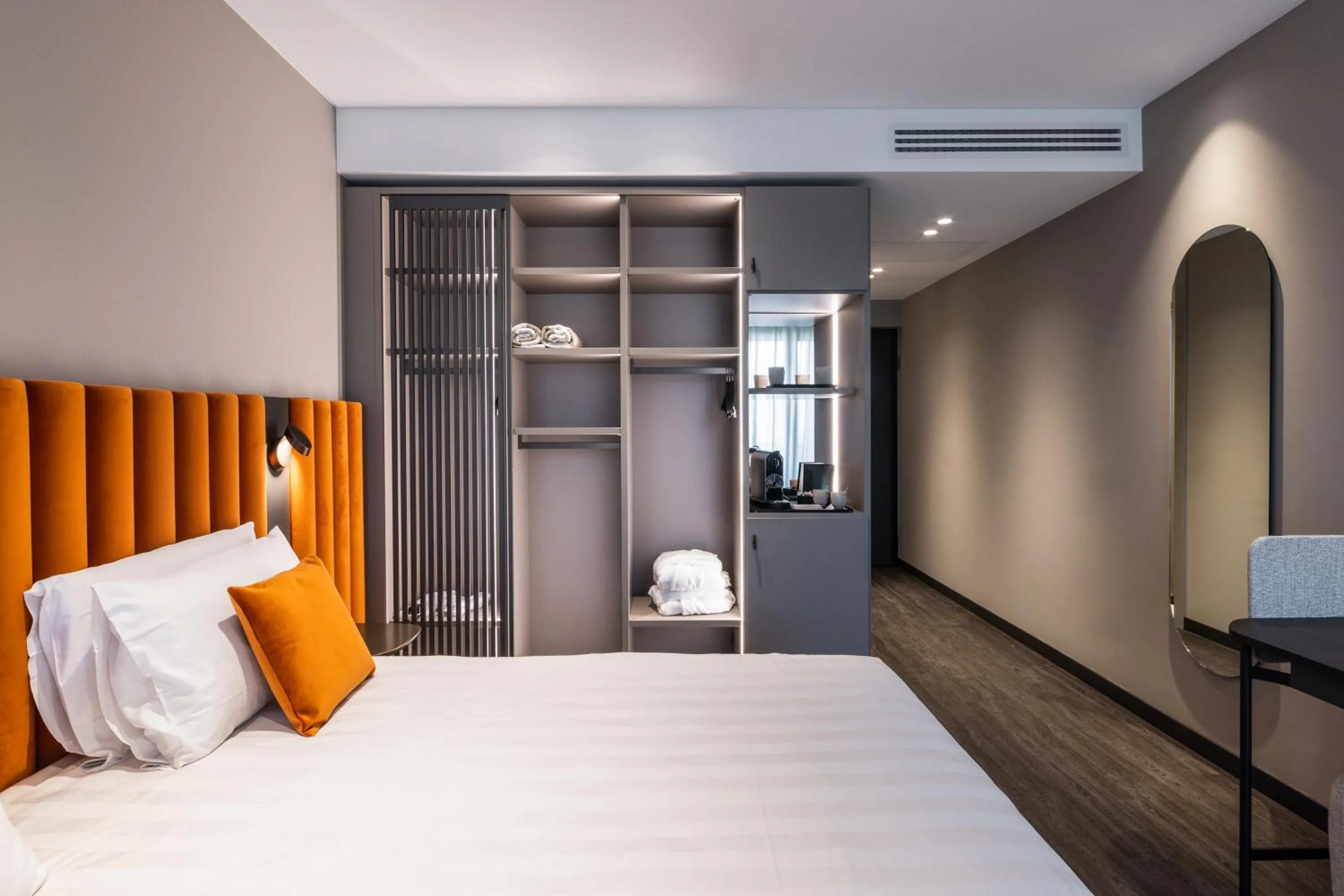 Photo of the whole room, Bed in Como Hills