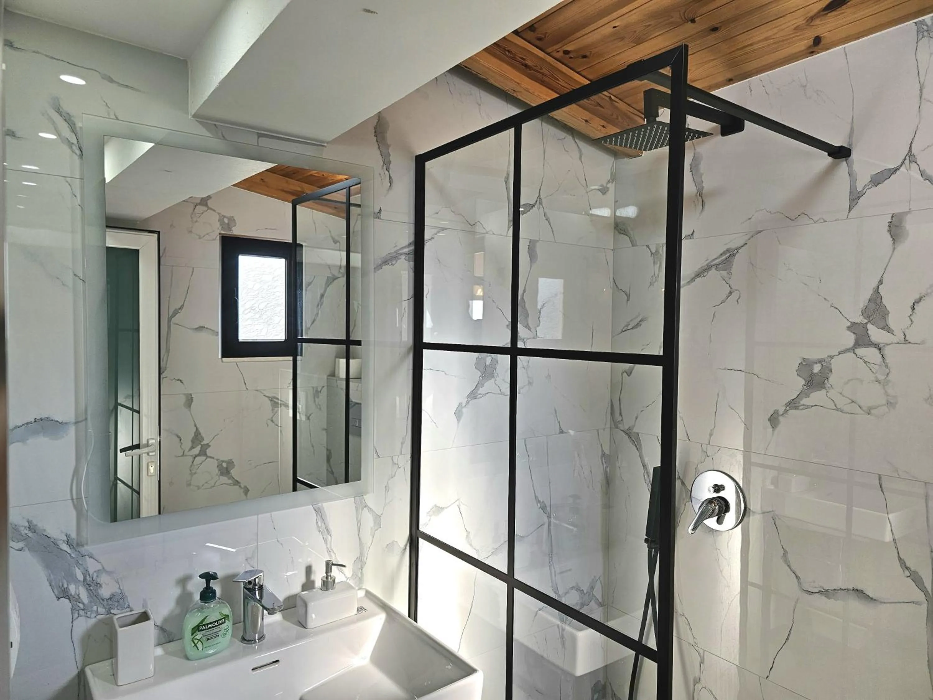 Shower in Villa Arta Apartments