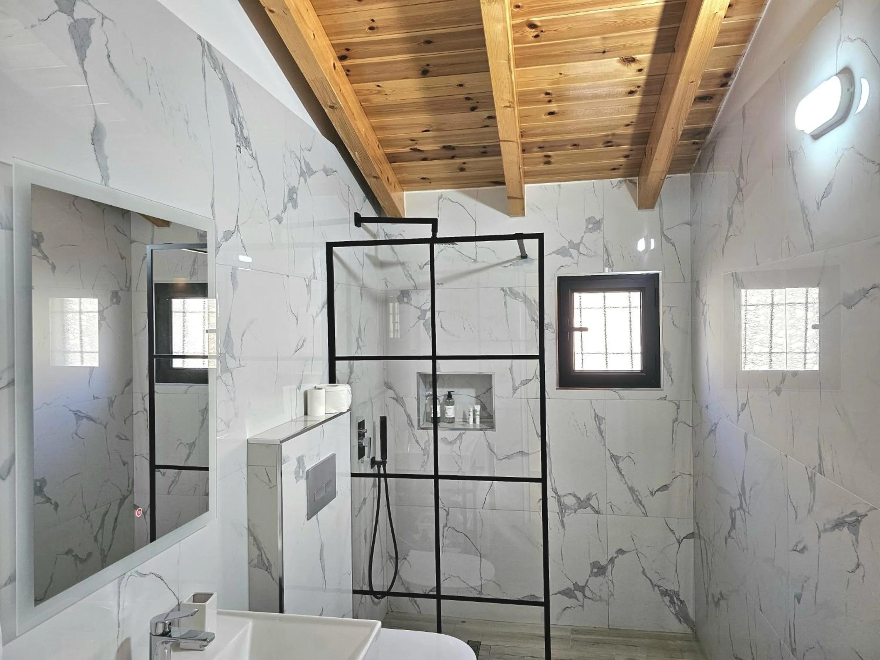 Shower in Villa Arta Apartments