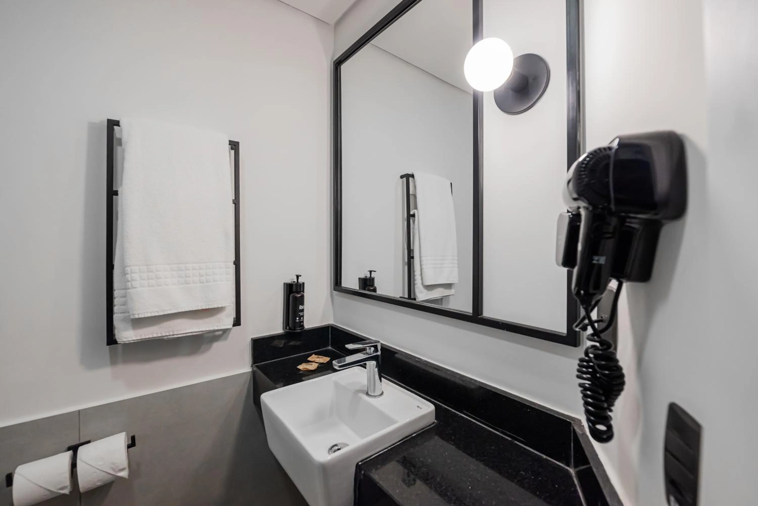 Bathroom in ibis Lavras