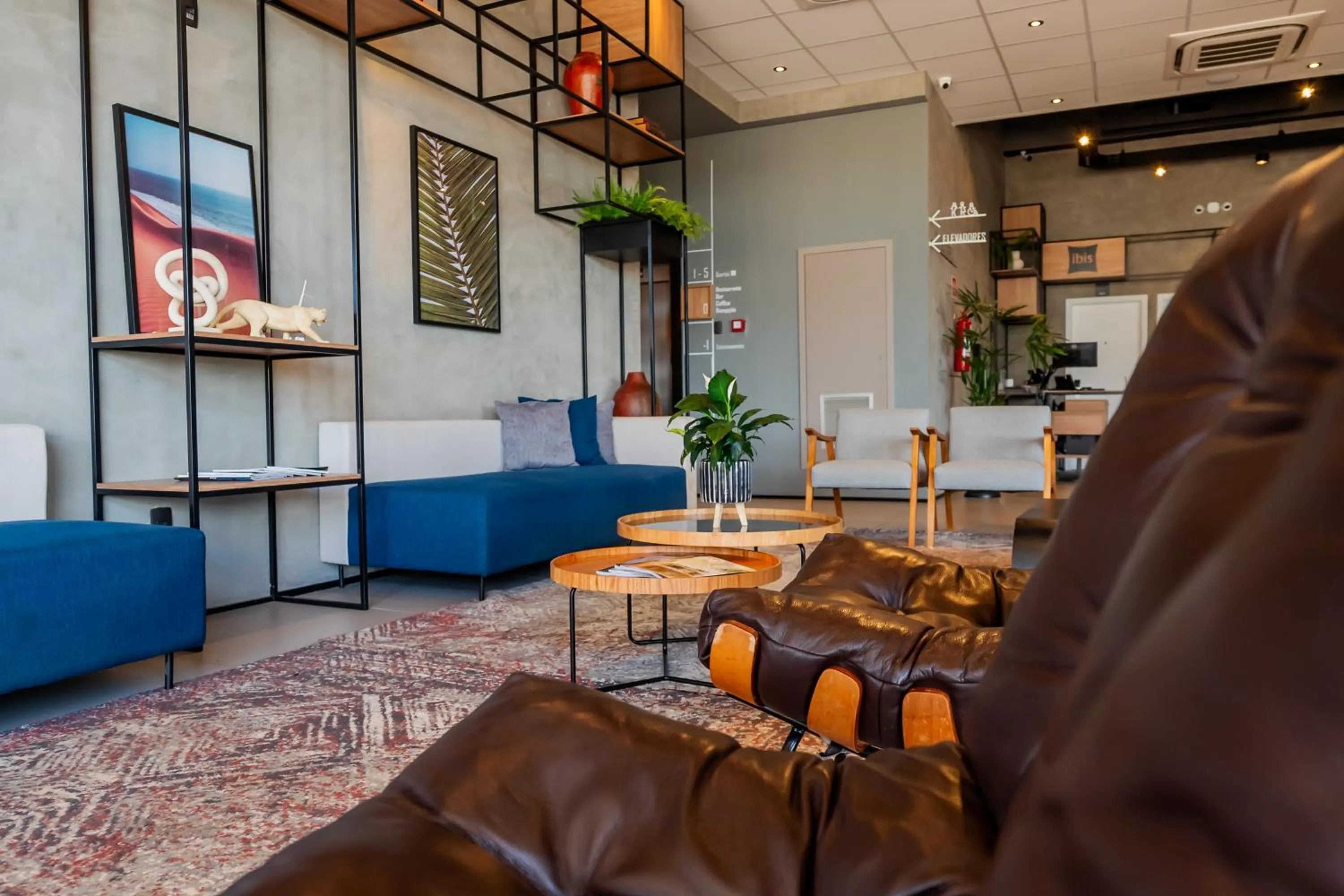 Seating area in ibis Lavras