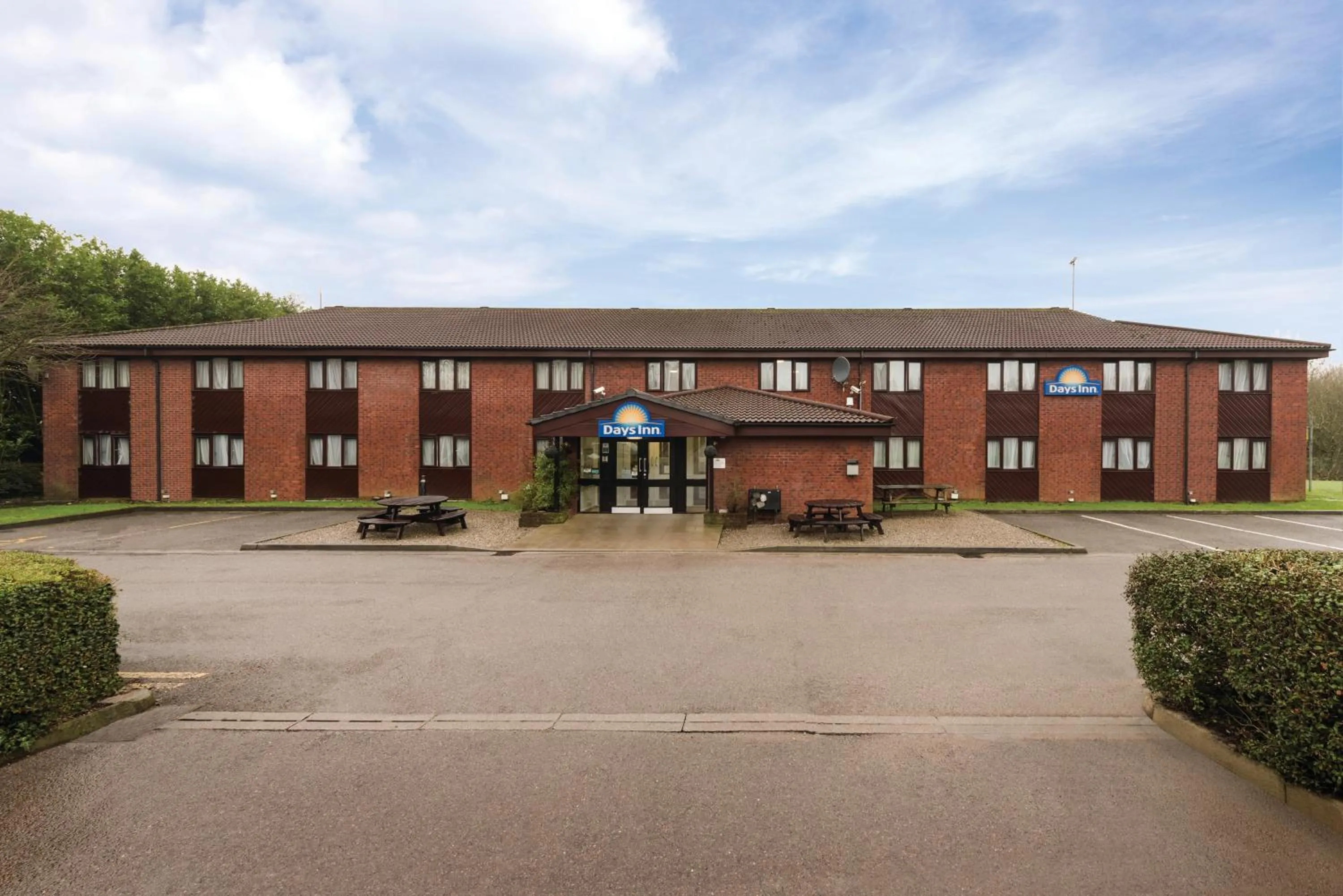 Facade/entrance in Days Inn Bridgend Cardiff