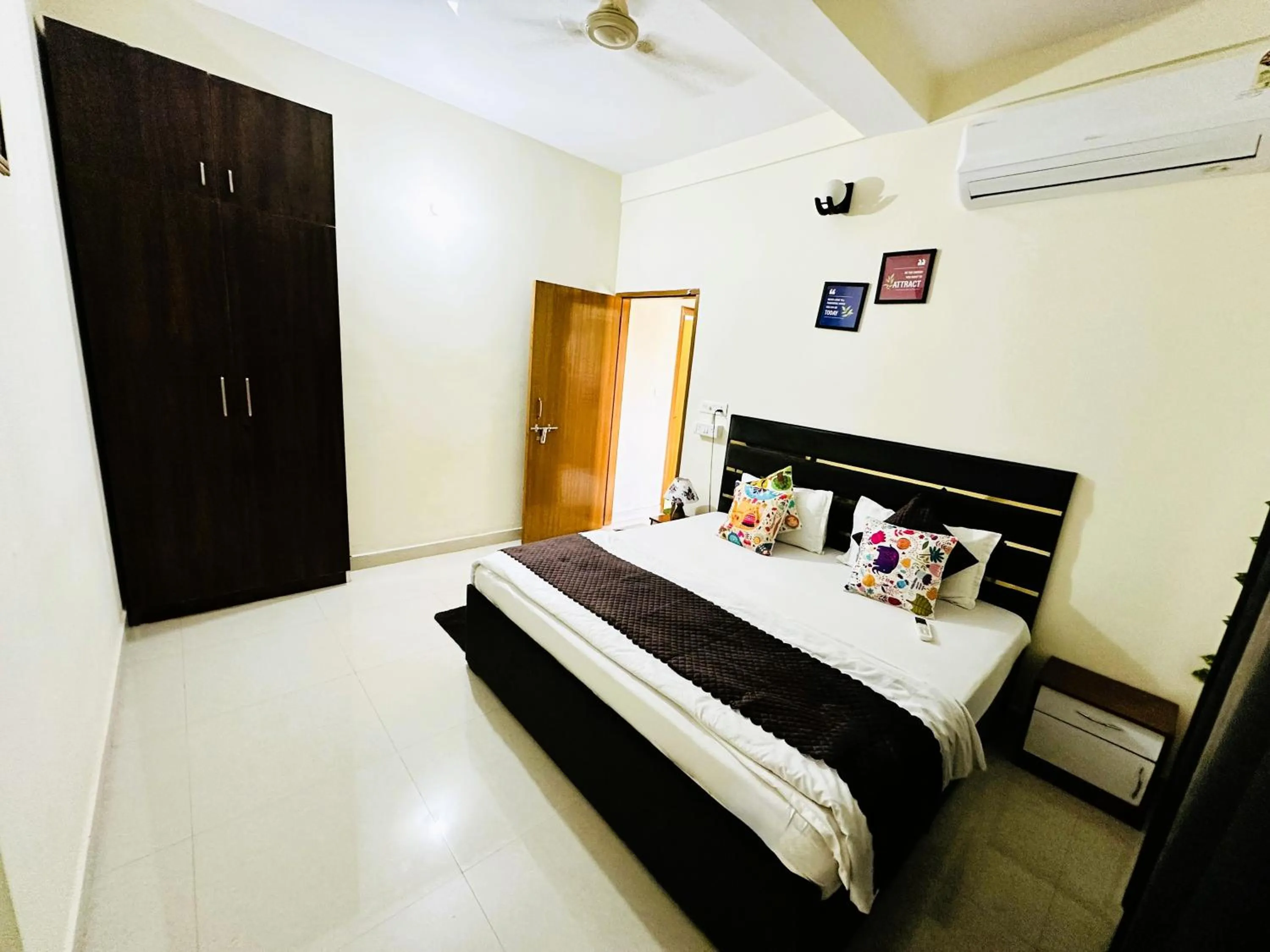 Bed in ZoomStay - 3BHK Apartments